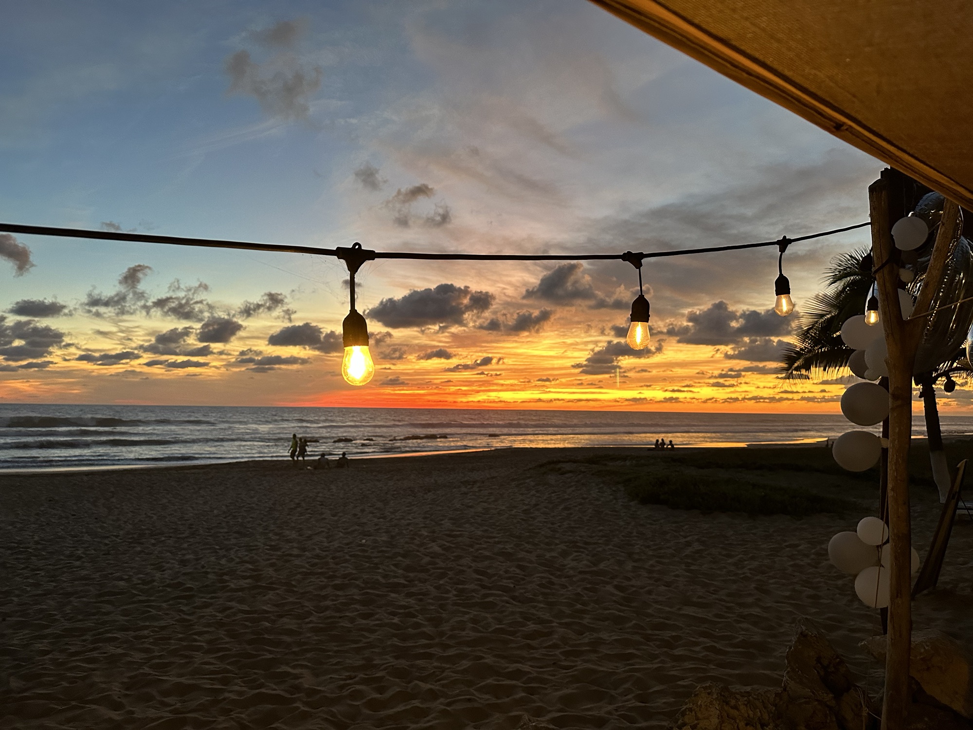 Atardecer sobre el océano visto desde una terraza