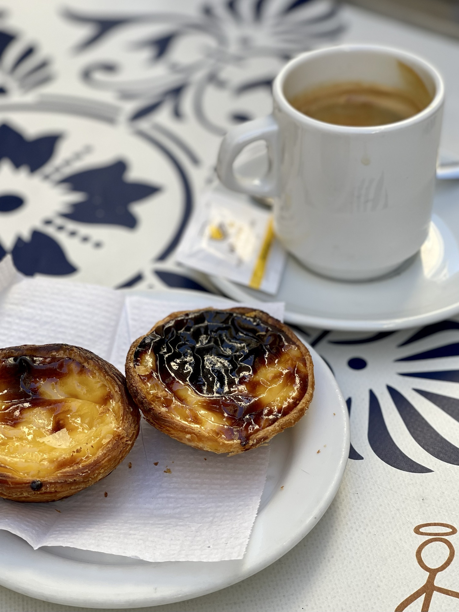 Café y pasteles de nata sobre una mesa