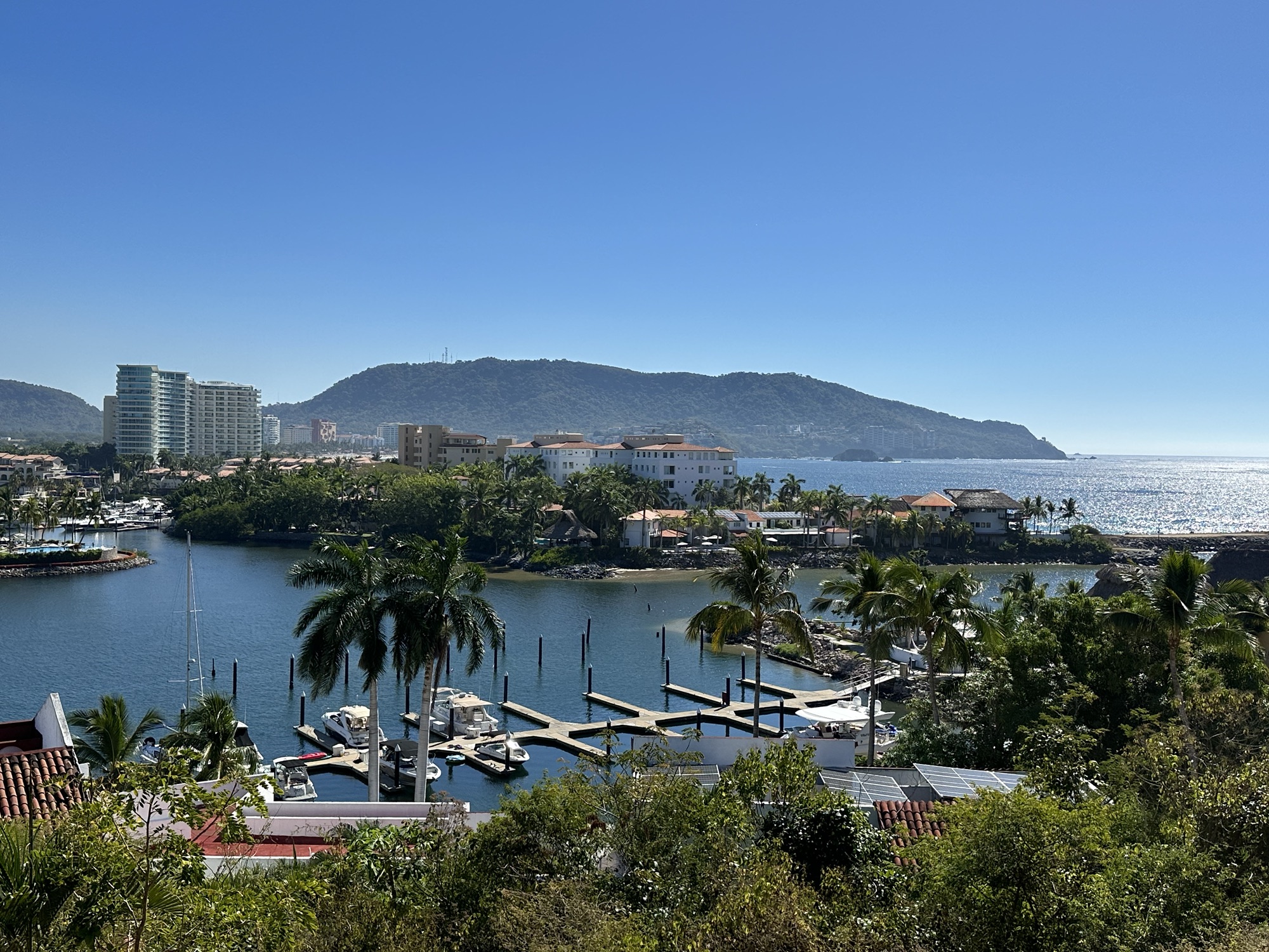 Vista aérea de la costa, un puerto y el mar