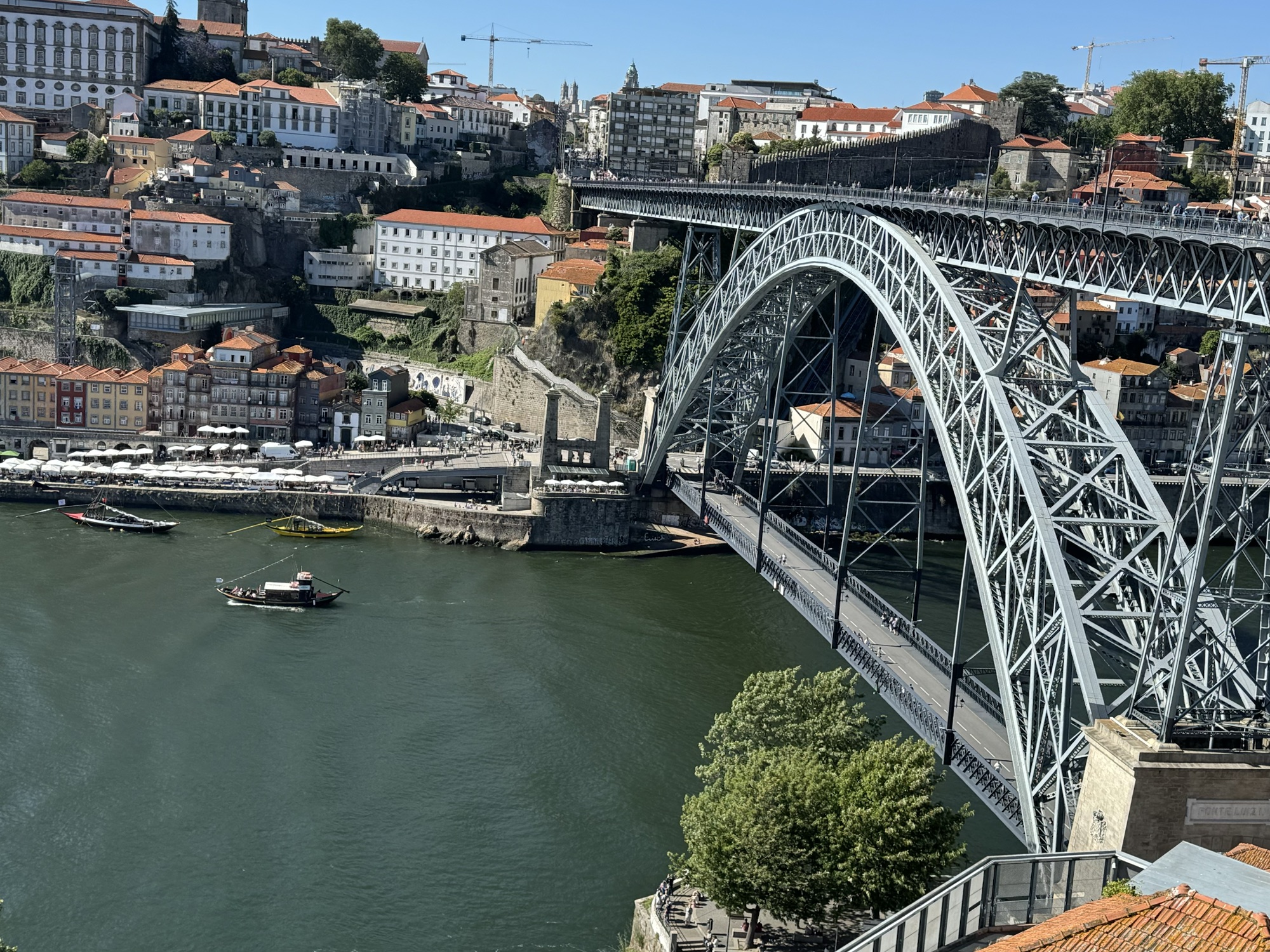 Vista de Oporto, su río y sus edificios históricos