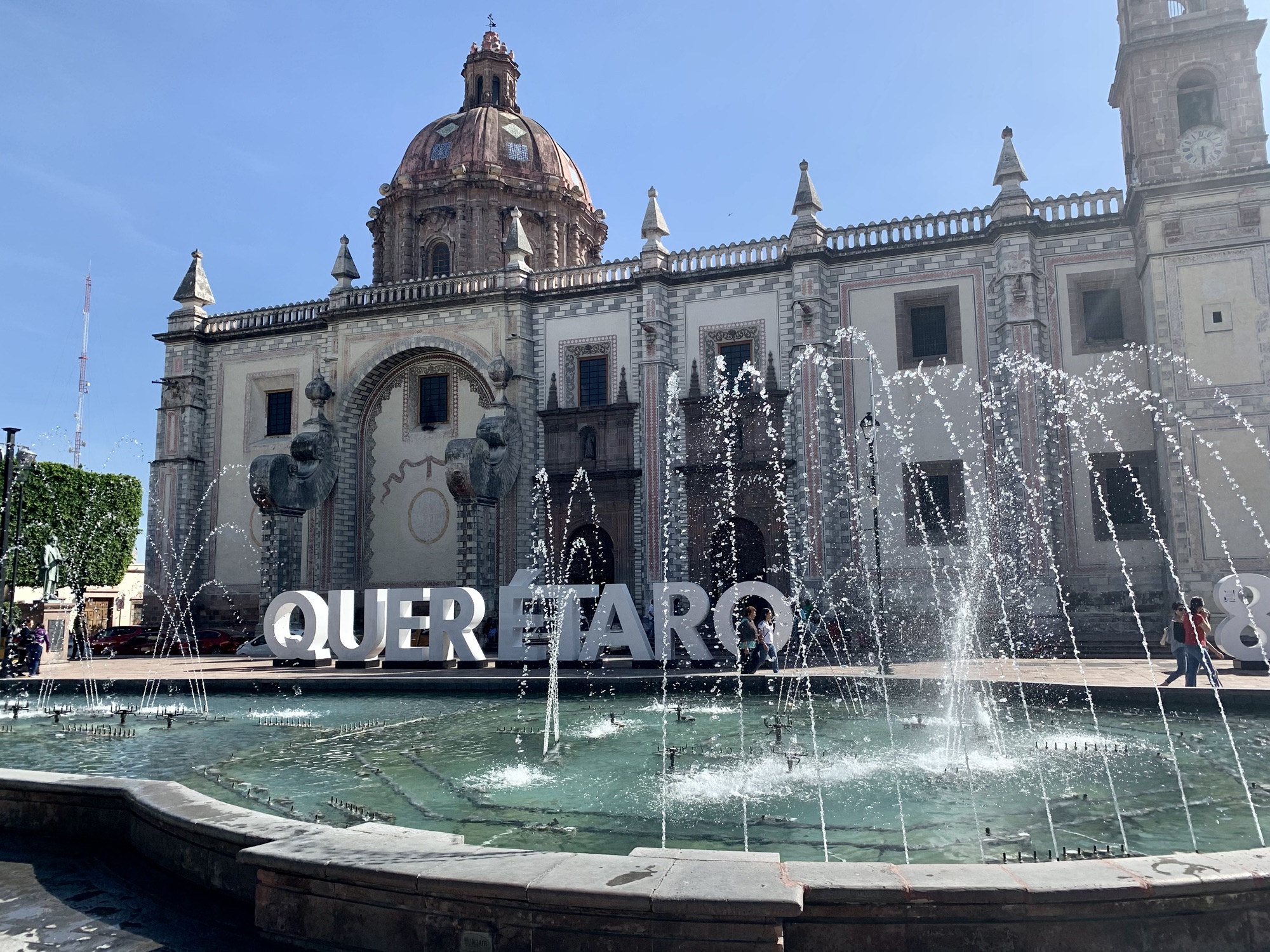 Catedral y fuente en el centro histórico de Querétaro