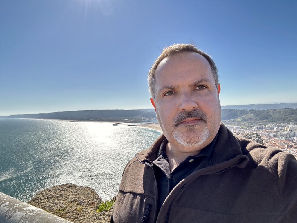 Sergio Morilo frente al mar en un día soleado