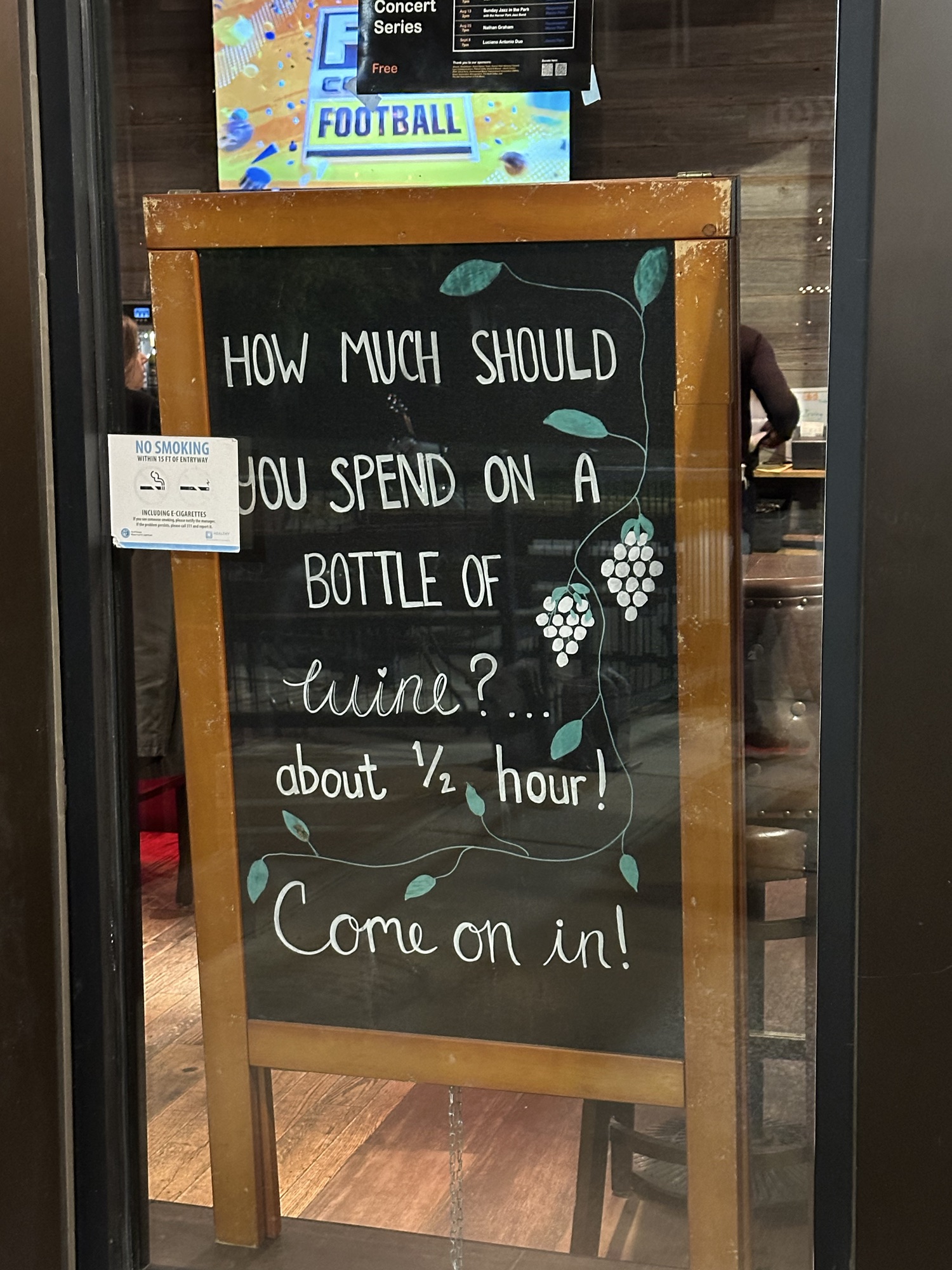 Un letrero con una frase divertida sobre el vino