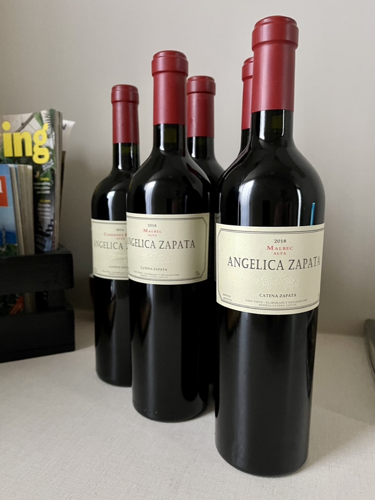 Varias botellas de Angélica Zapata reunidas en casa