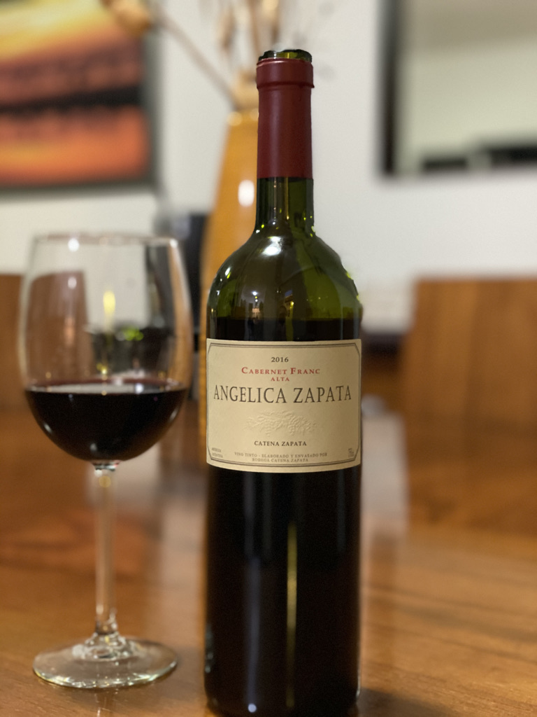 Angélica Zapata Cabernet Franc servido en casa