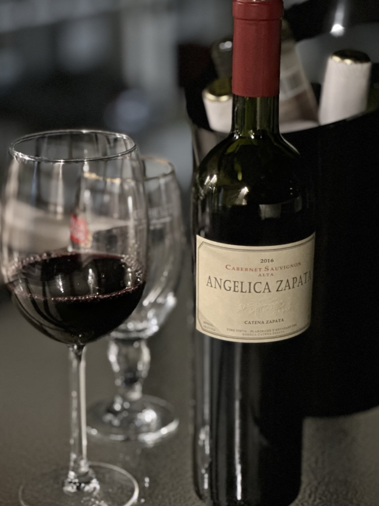 Angélica Zapata Cabernet Sauvignon junto a una copa