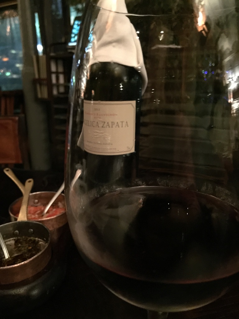 Angélica Zapata servido en decantador durante una cena