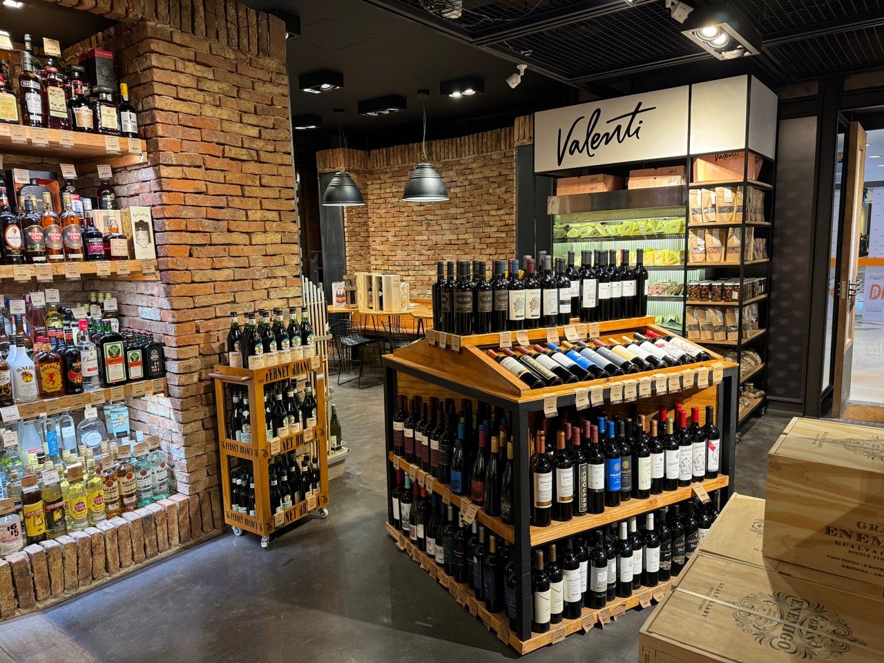 Exhibidores de vinos y destilados en DeBarricas, dentro de Galerías Pacífico