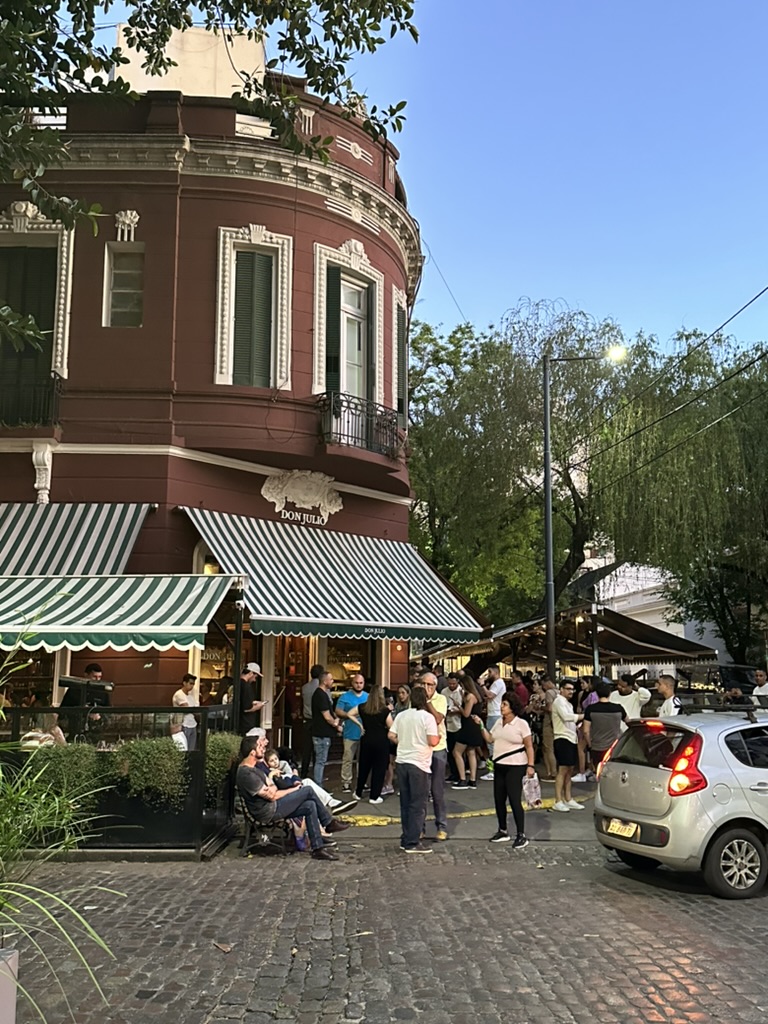 Exterior de Don Julio en Palermo con personas esperando frente al restaurante