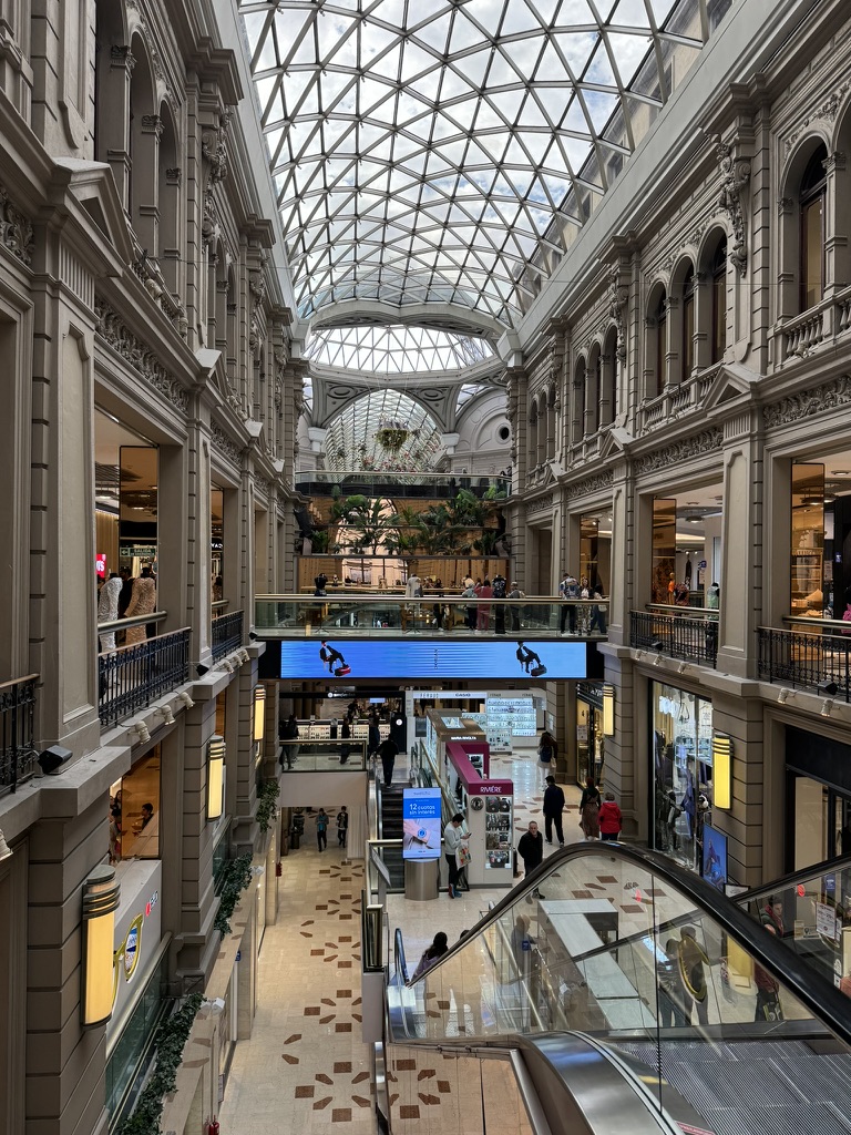 Interior de Galerías Pacífico, con su arquitectura histórica y cubierta de vidrio