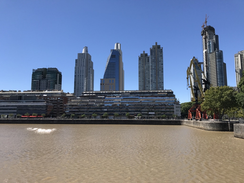 Vista de Puerto Madero y sus edificios desde el Hilton Buenos Aires