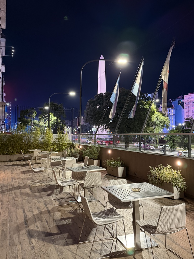 Terraza del Marriott Buenos Aires Downtown con el Obelisco iluminado al fondo