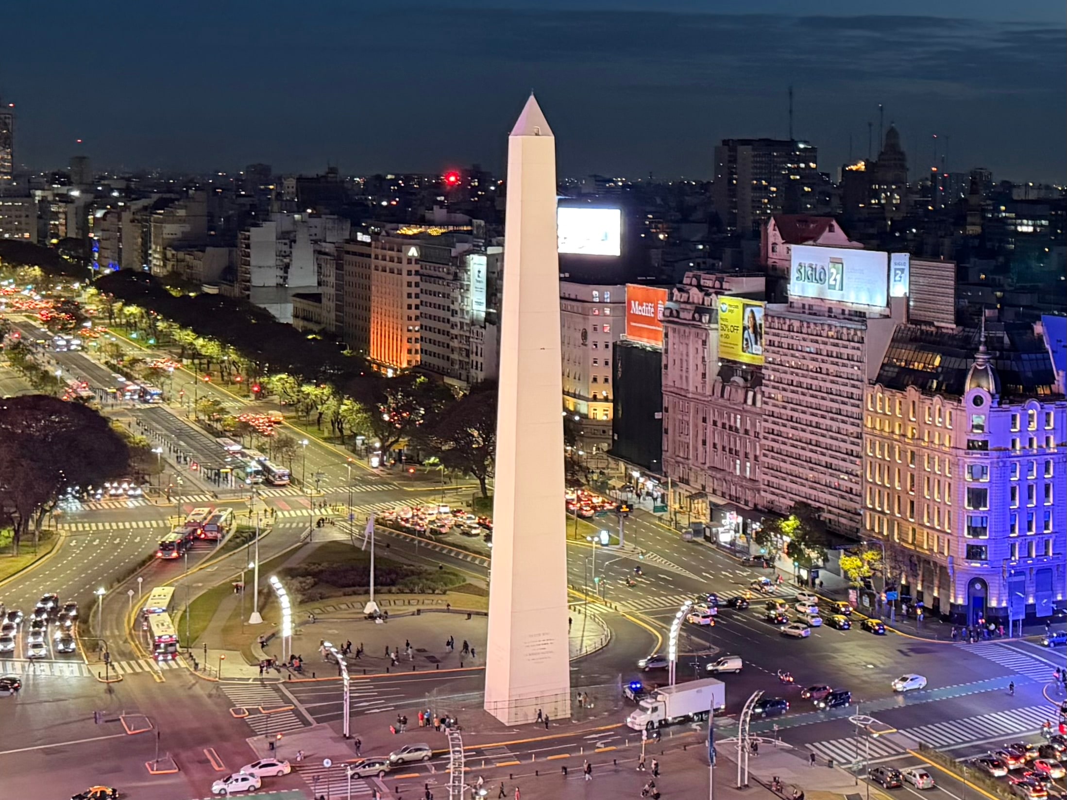 Vista nocturna del Obelisco y de la avenida 9 de Julio desde la altura