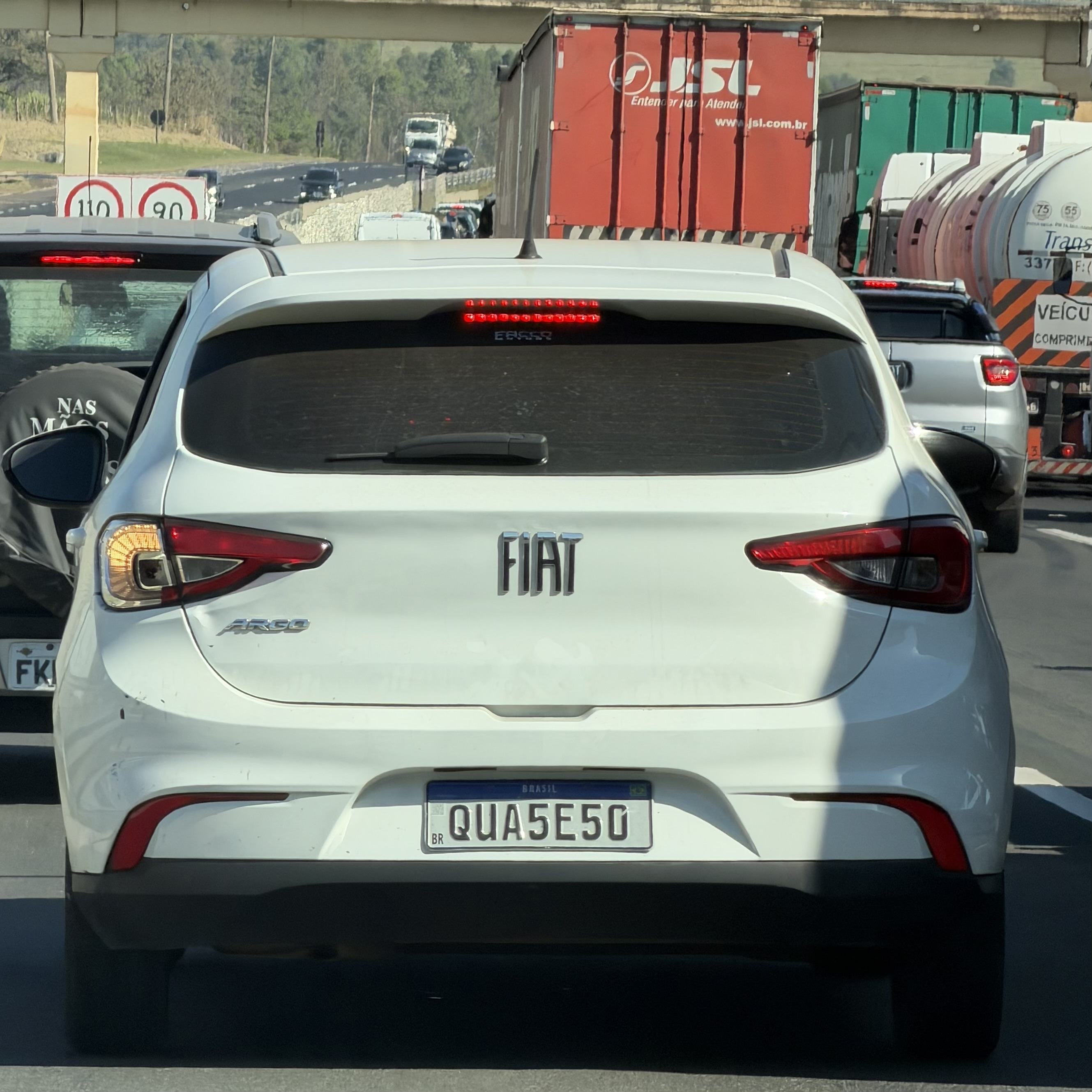 Automóvil blanco detenido en el tránsito con la placa brasileña QUA5E50, leída como QUASE 50