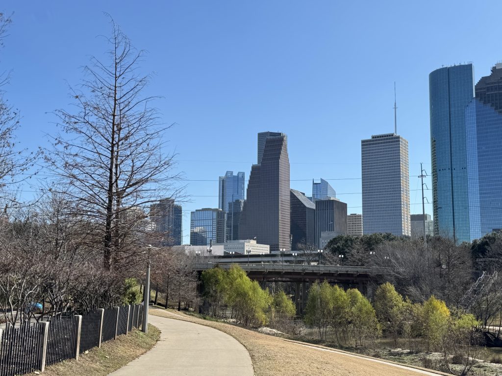 Paisaje urbano de Houston junto a un sendero