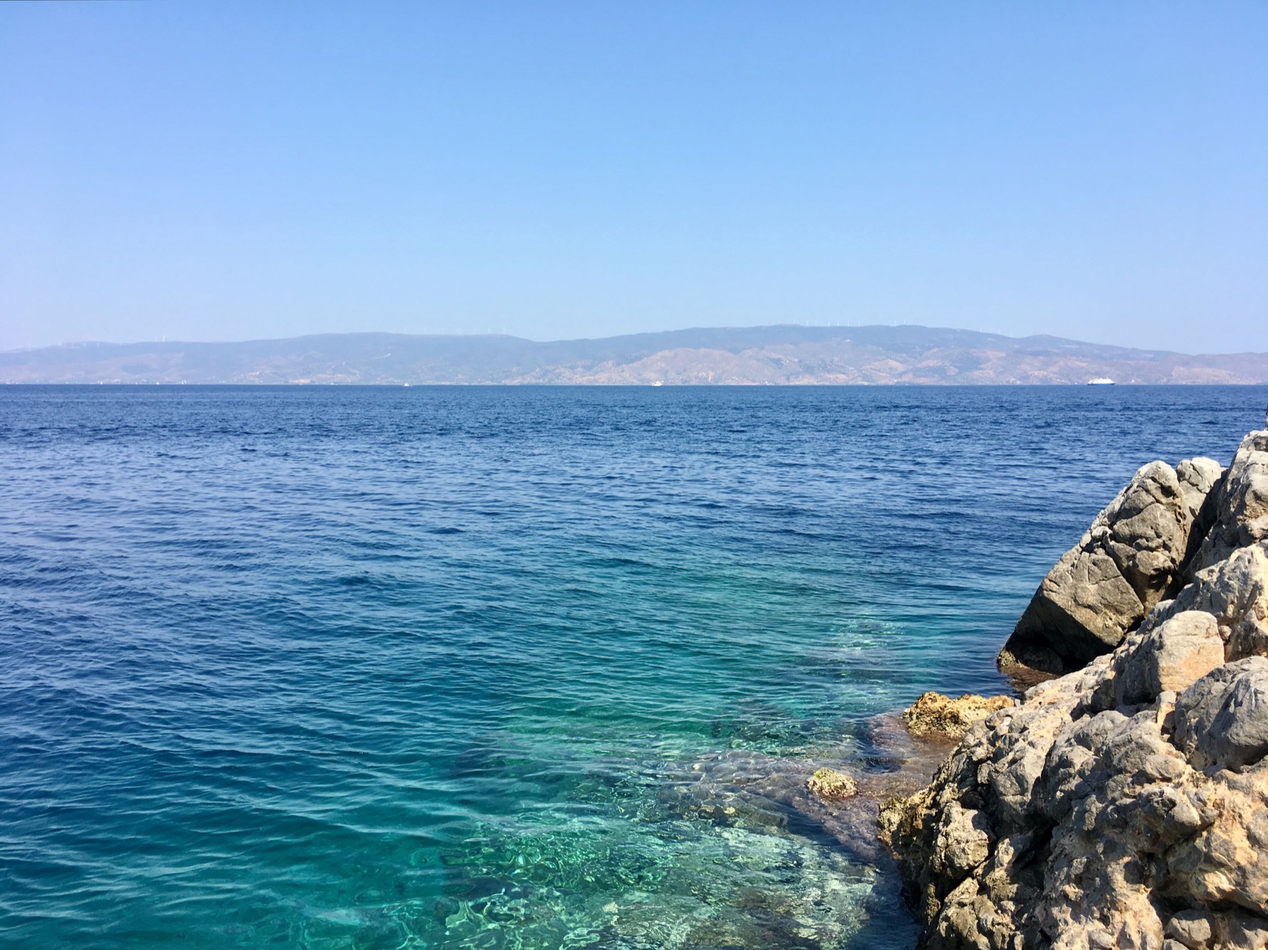 Costa rocosa de Hydra y mar transparente en diferentes tonos de azul