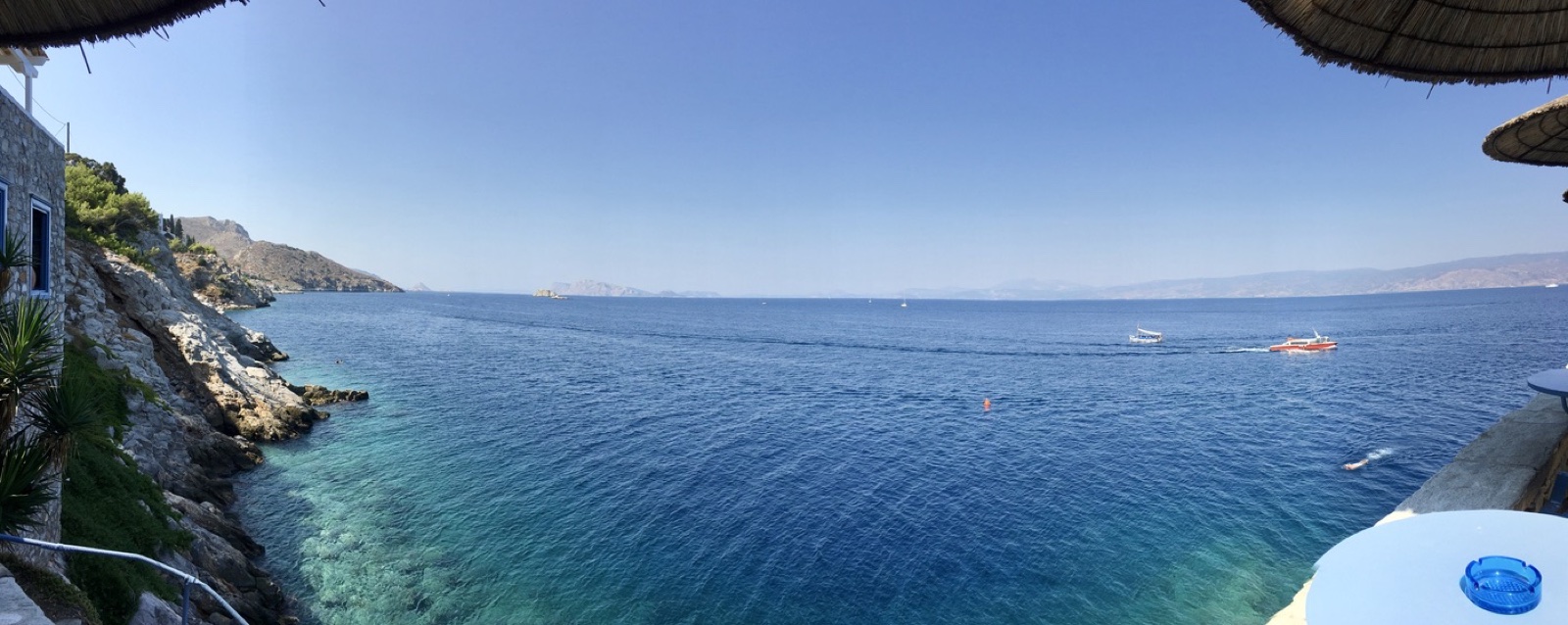 Mar azul de Hydra visto desde un café frente al agua