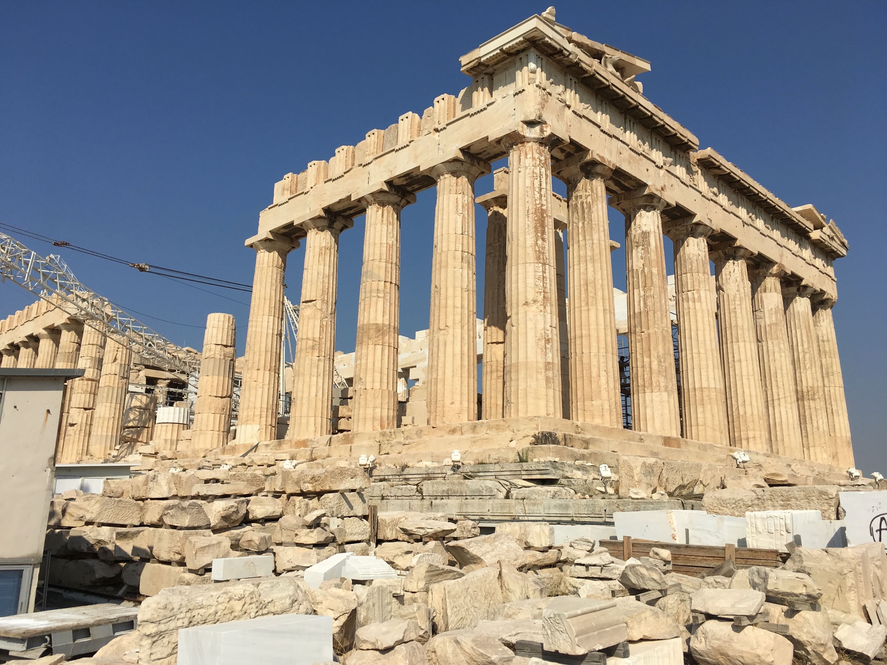 El Partenón de Atenas visto de cerca bajo un cielo azul