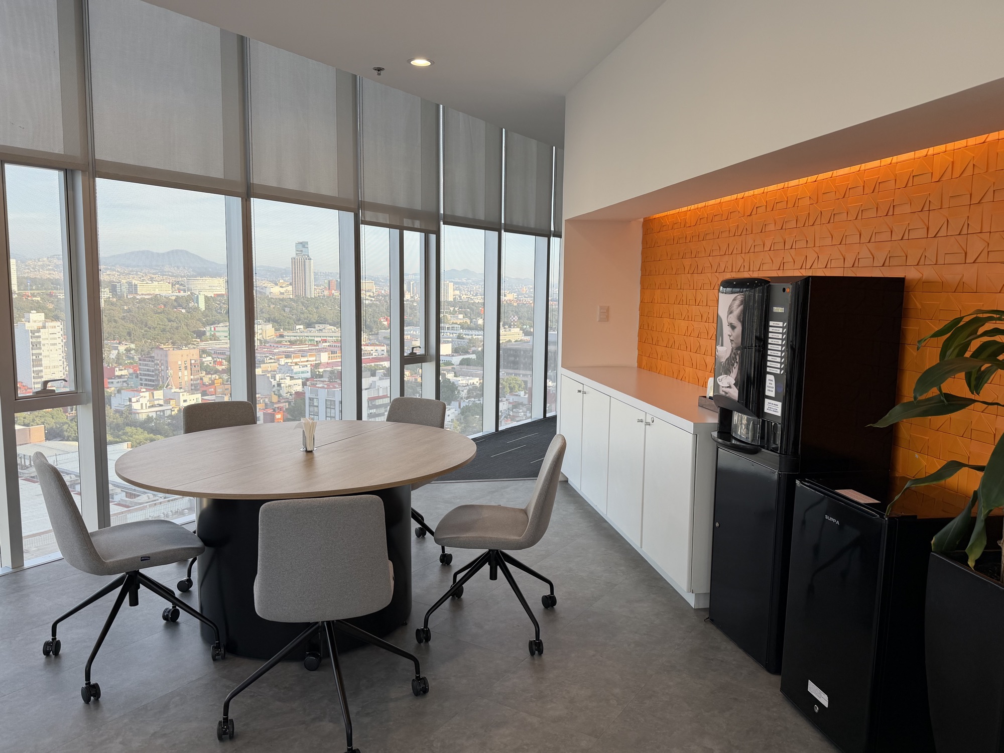 Área de encuentro con vista a Ciudad de México en la oficina de TOTVS
