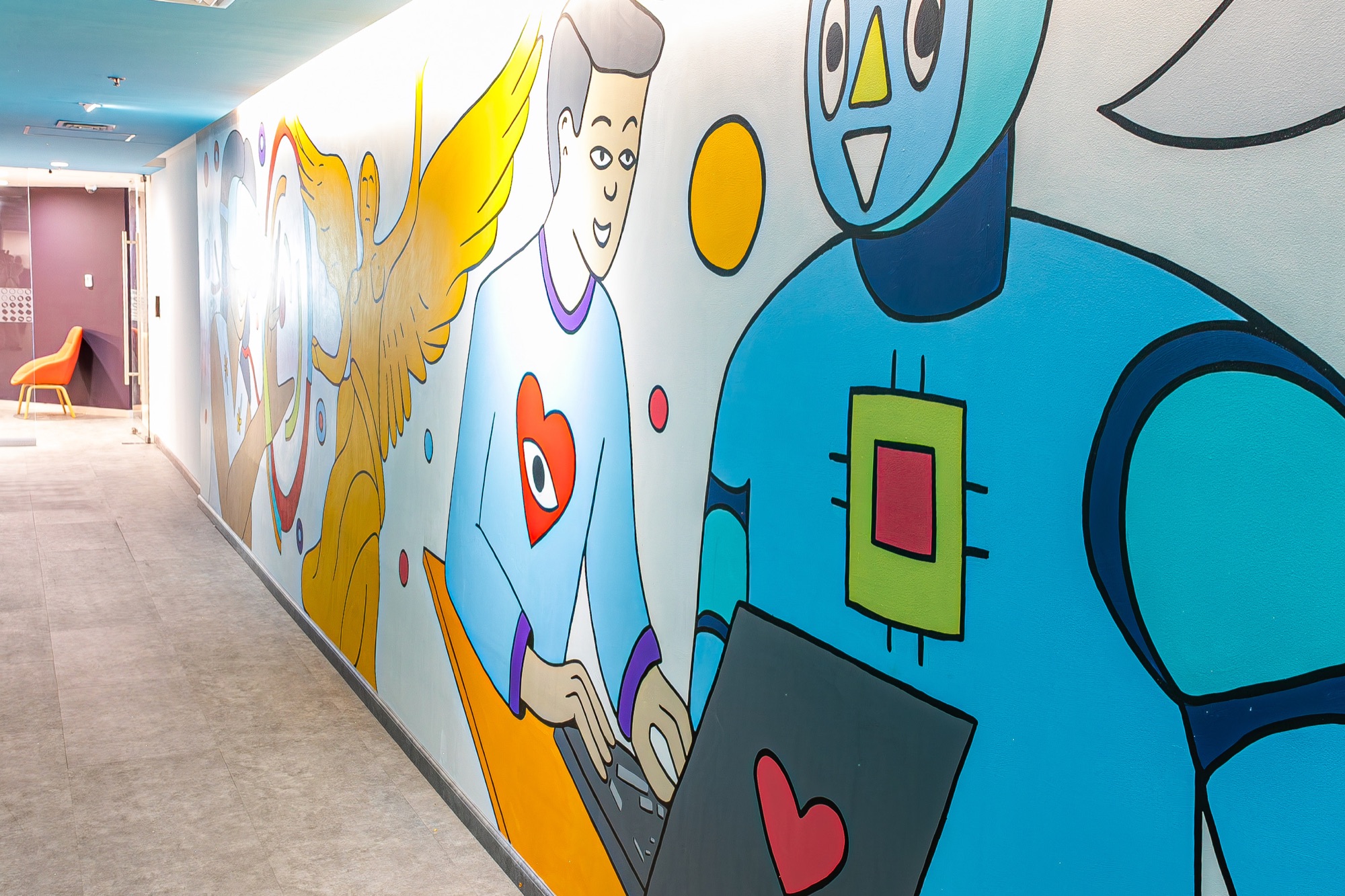 Detalle del mural de Cocolvú con una figura humana, un robot y un águila