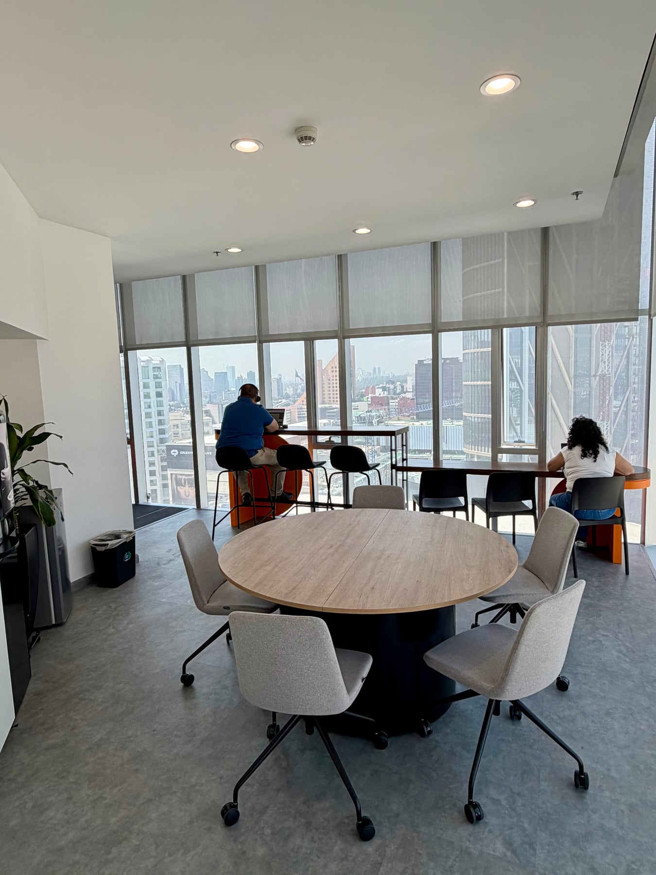 Área de encuentro con vista a Ciudad de México en la oficina de TOTVS