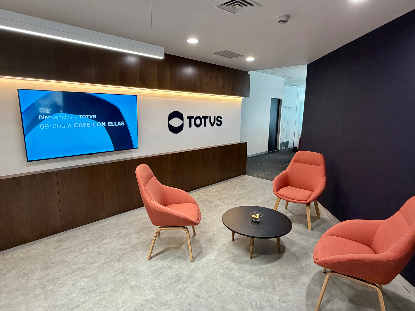 Recepción de la oficina de TOTVS en Ciudad de México con el logotipo de la empresa
