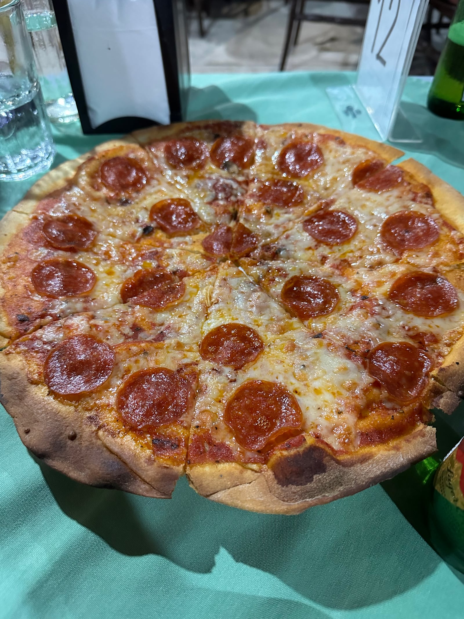 Pizza de pepperoni servida en Emilio's Ixtapa