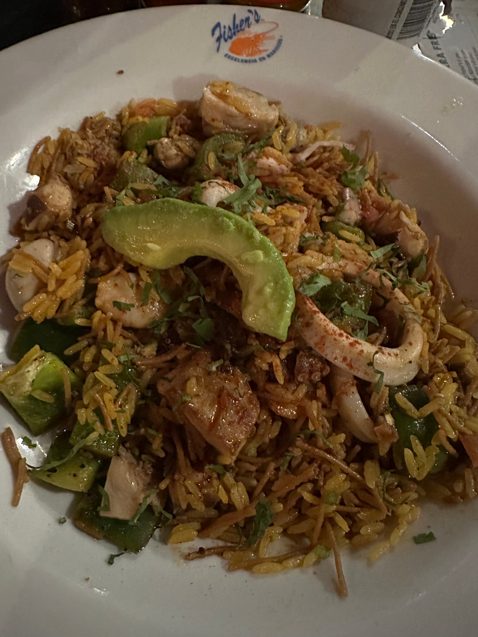 Plato de arroz con mariscos servido en Fisher's Ixtapa