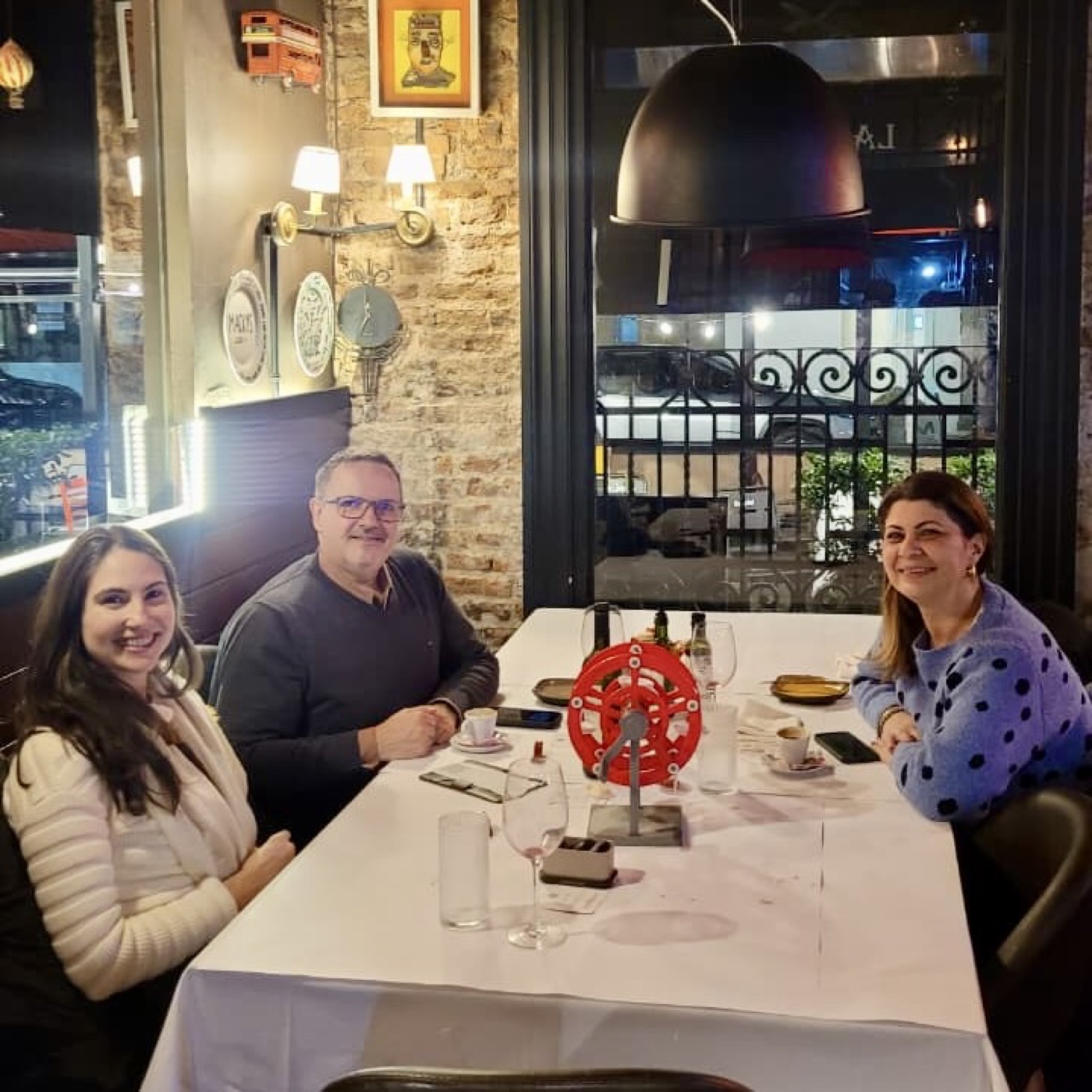 Vanessa, Sergio y Luíza compartiendo una cena en La Cabrera, Buenos Aires