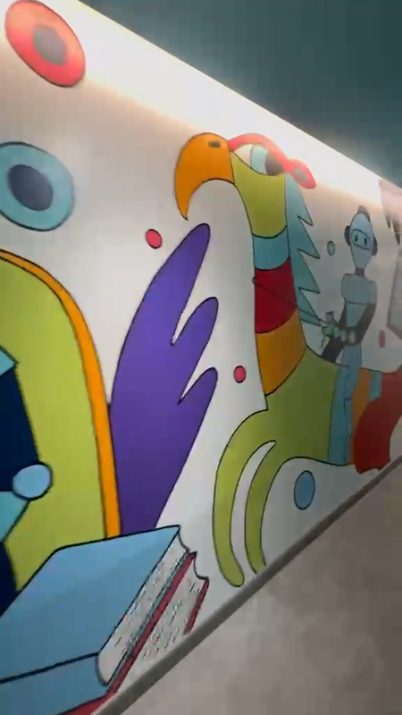 Detalle del alebrije colorido pintado en el mural