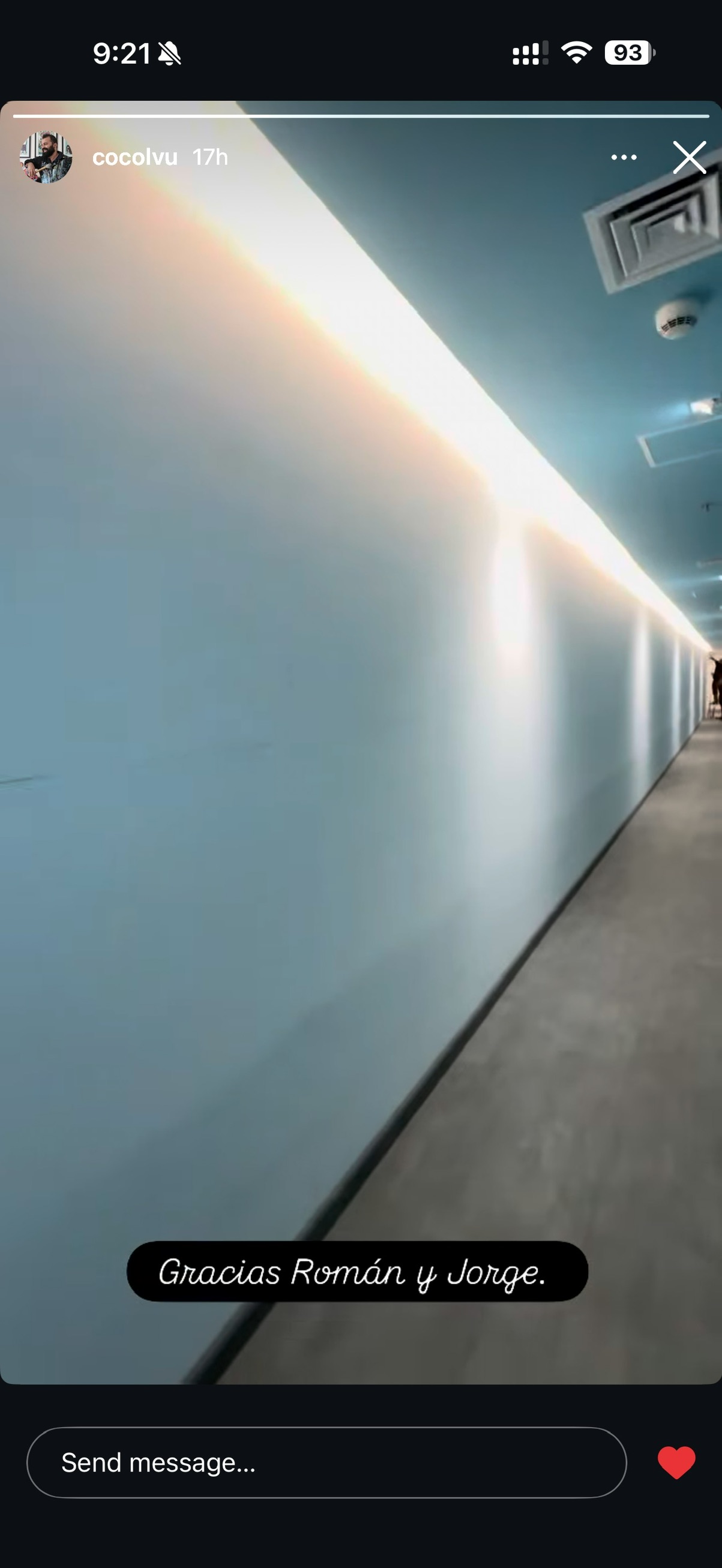Corredor de la oficina antes de que comenzara la pintura del mural