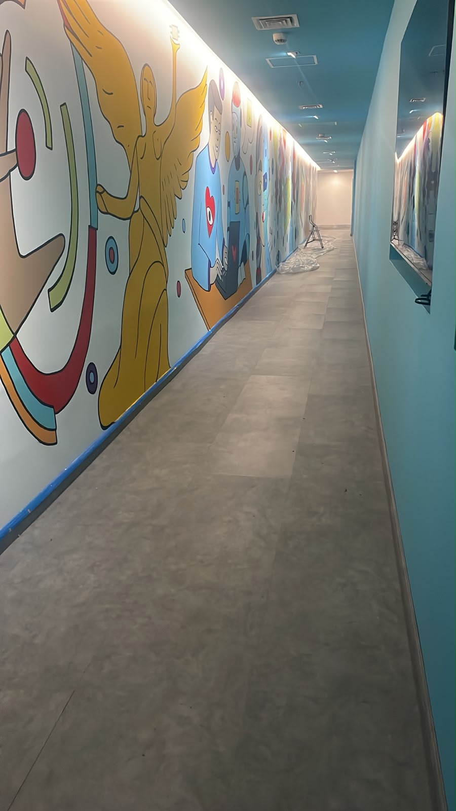 Vista amplia del corredor mientras el mural todavía estaba en proceso de pintura