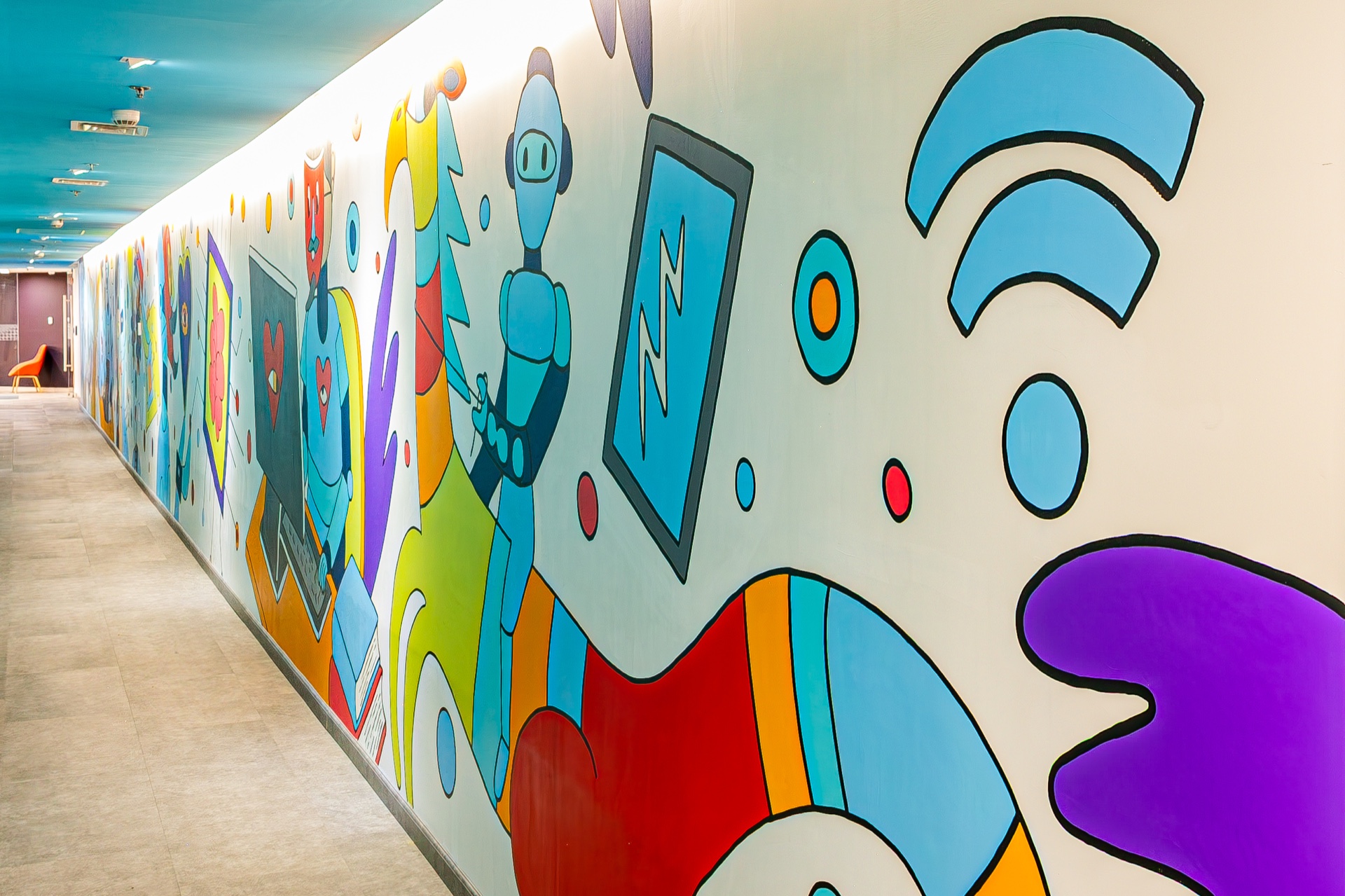 Vista amplia del mural terminado en el corredor de la oficina de TOTVS en Ciudad de México