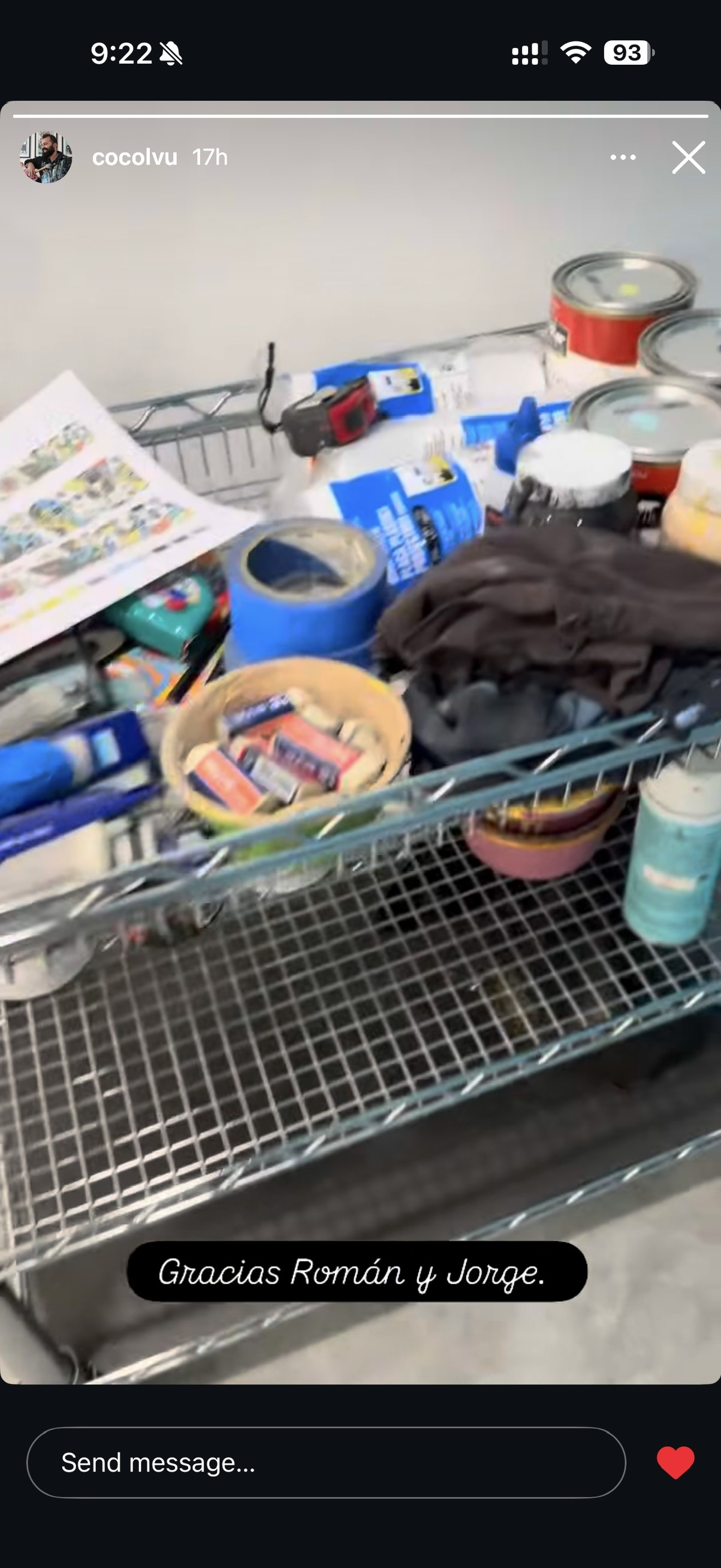 Pinturas, materiales y referencias preparados para la ejecución del mural
