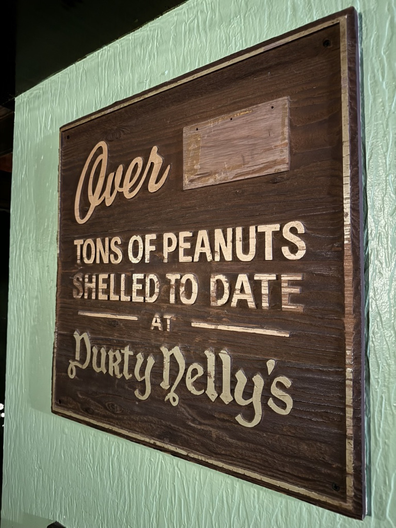 Letrero tradicional de cacahuates en Durty Nelly's Irish Pub