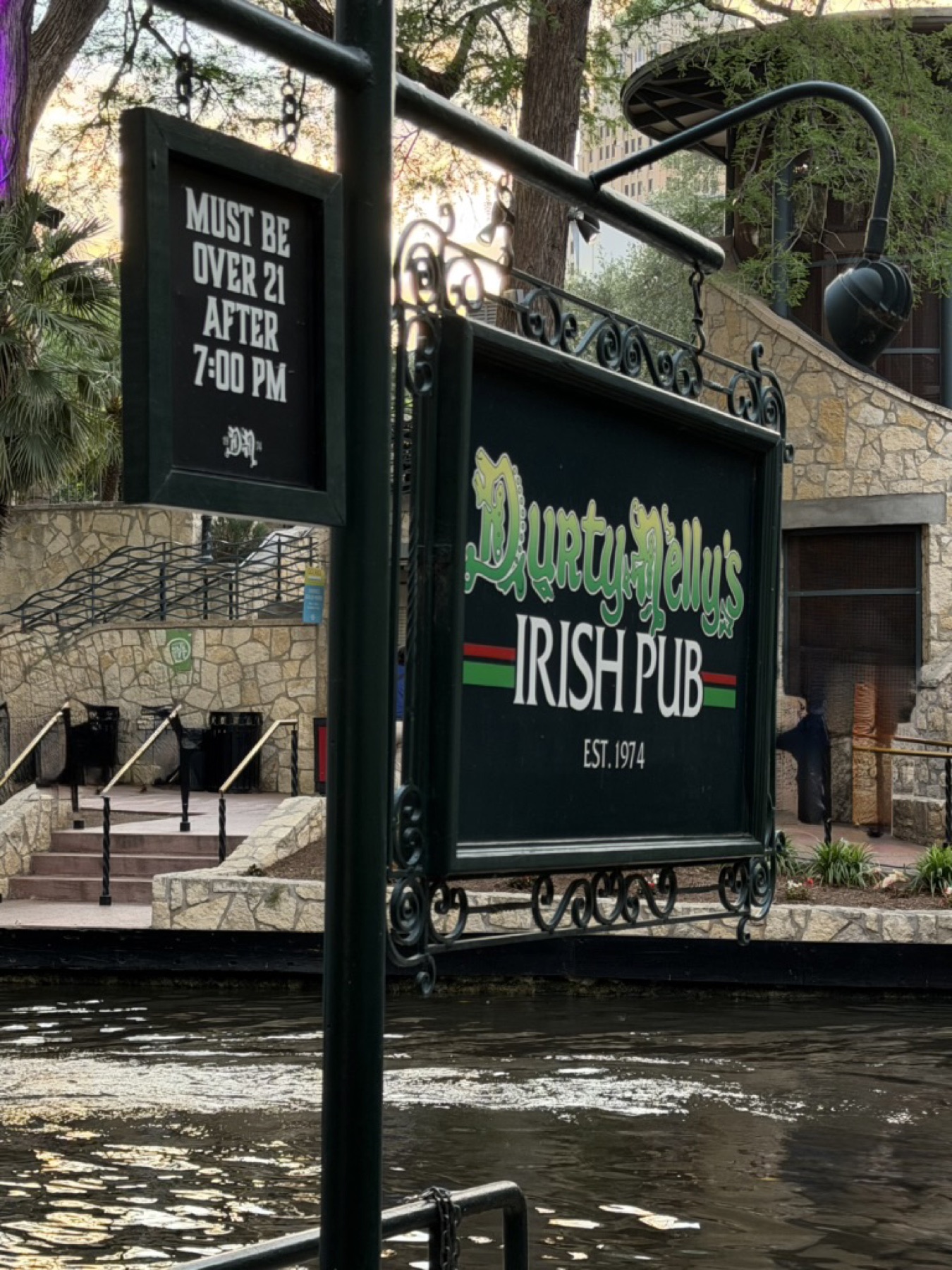 Letrero de Durty Nelly's Irish Pub junto al River Walk