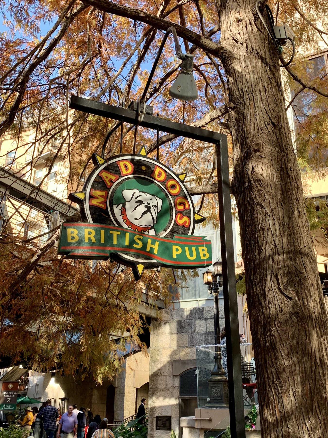 Letrero del Mad Dogs British Pub junto al River Walk