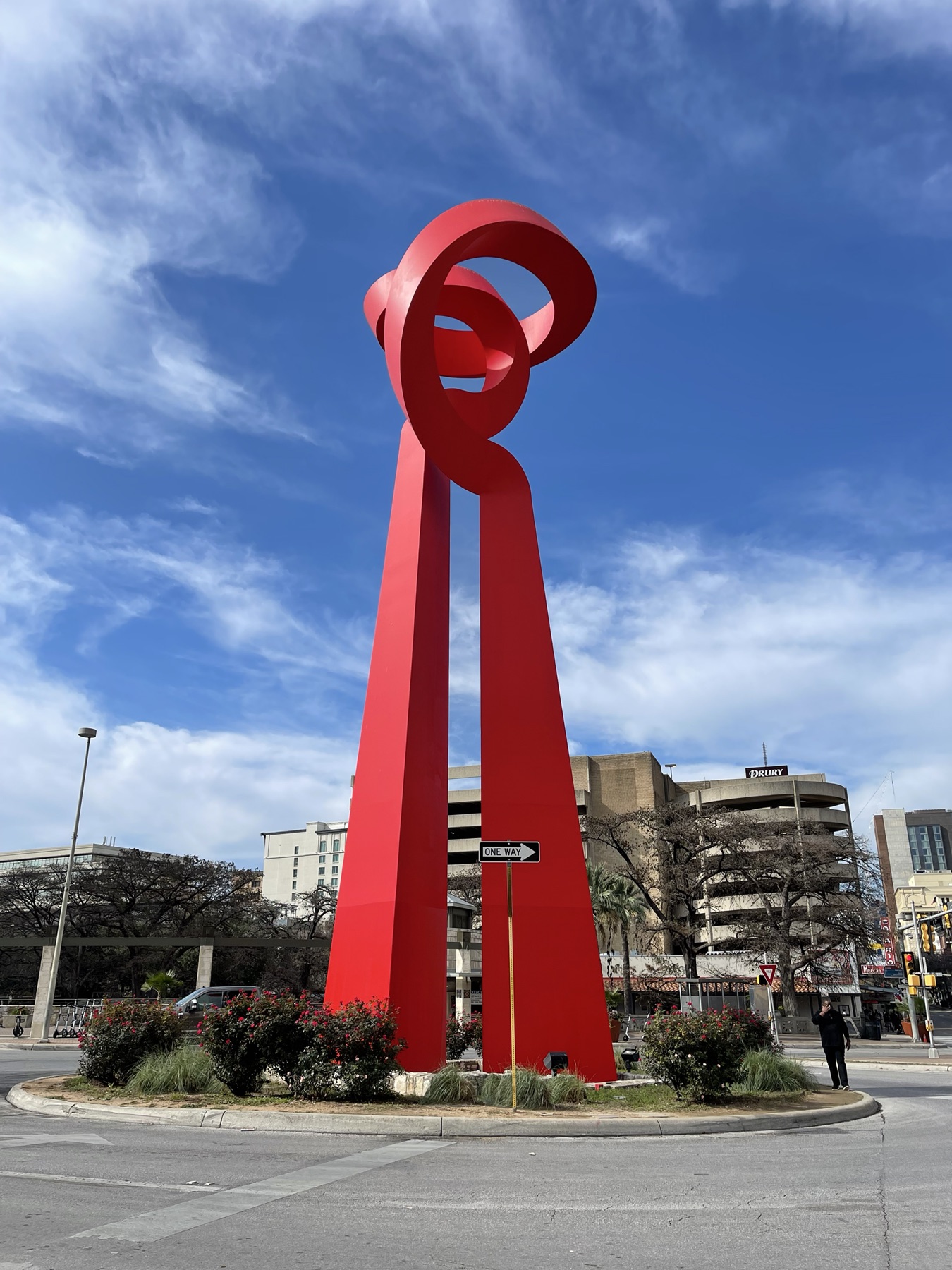 La escultura Torch of Friendship bajo el cielo azul de San Antonio