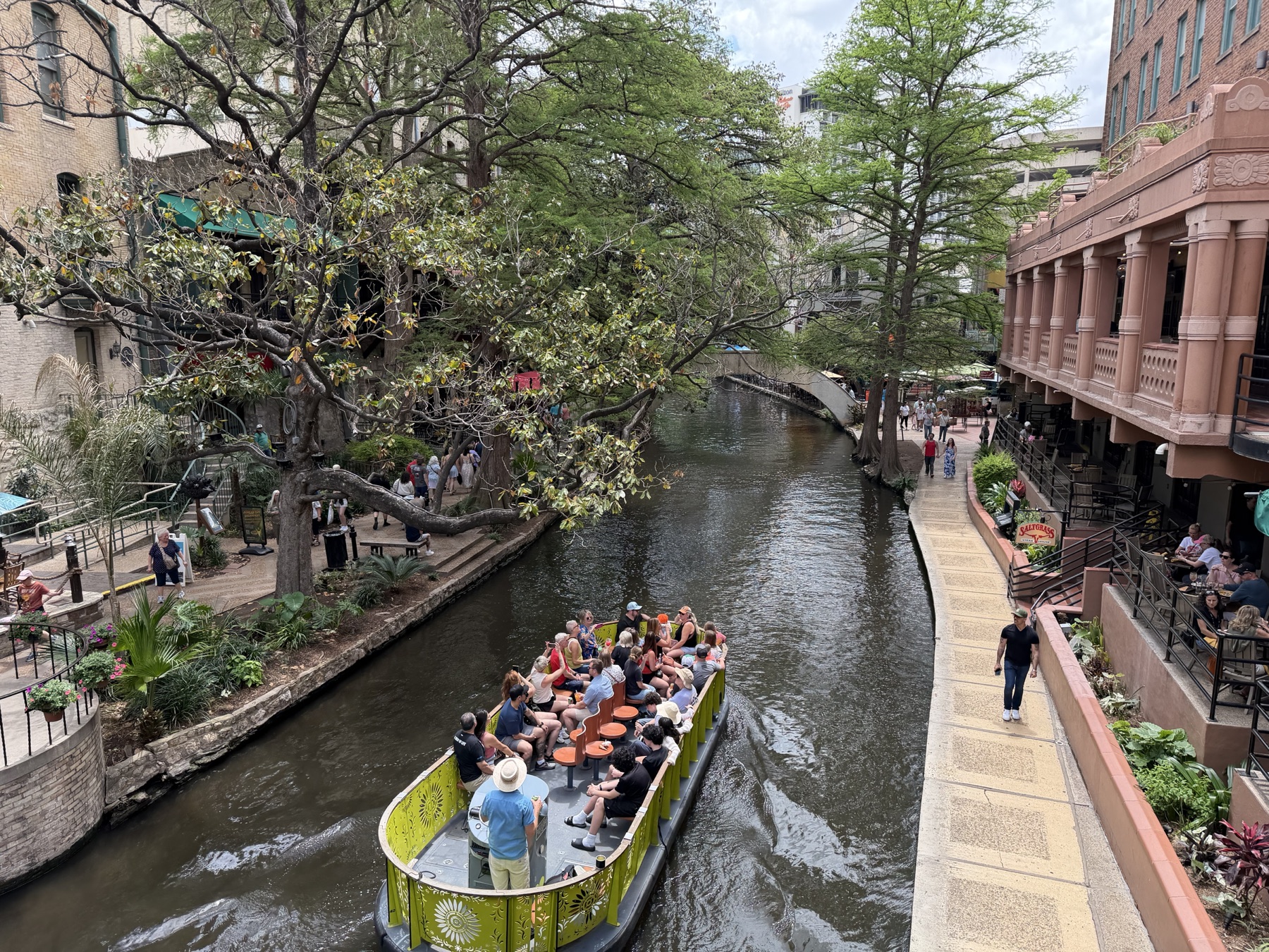 Paseo en barco por el River Walk durante el día
