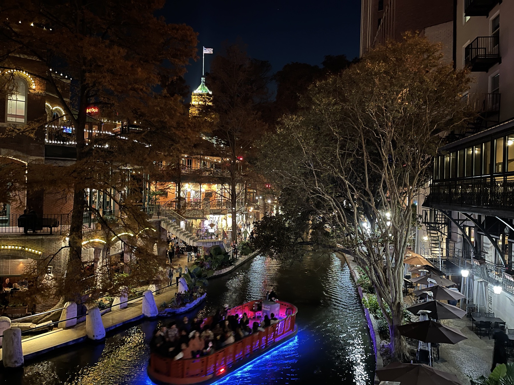 Paseo en barco por el River Walk iluminado por la noche