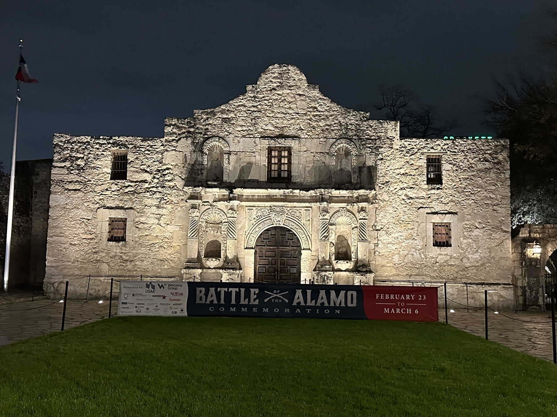 Fachada de The Alamo iluminada por la noche
