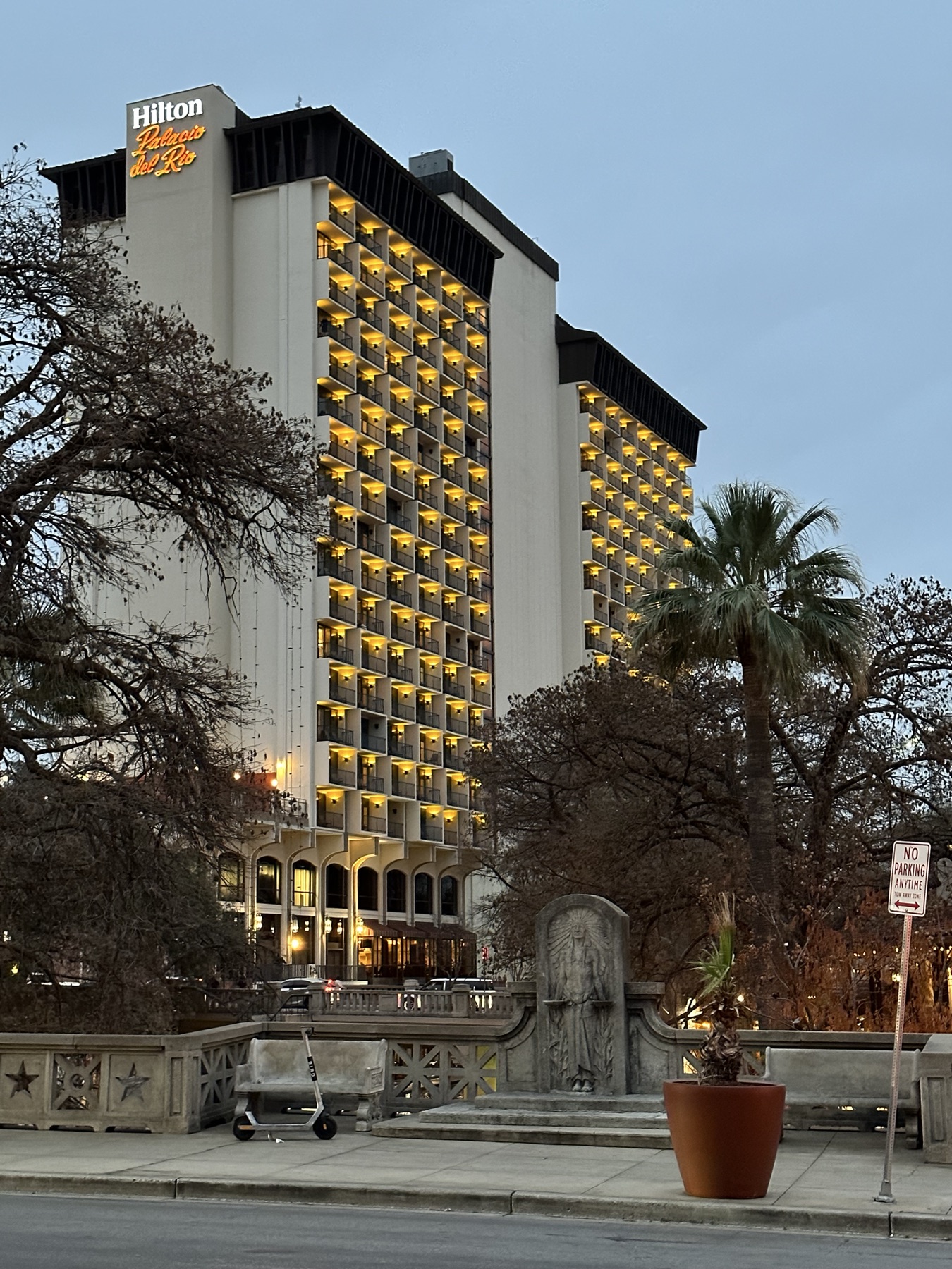 Fachada del Hilton Palacio del Rio al atardecer