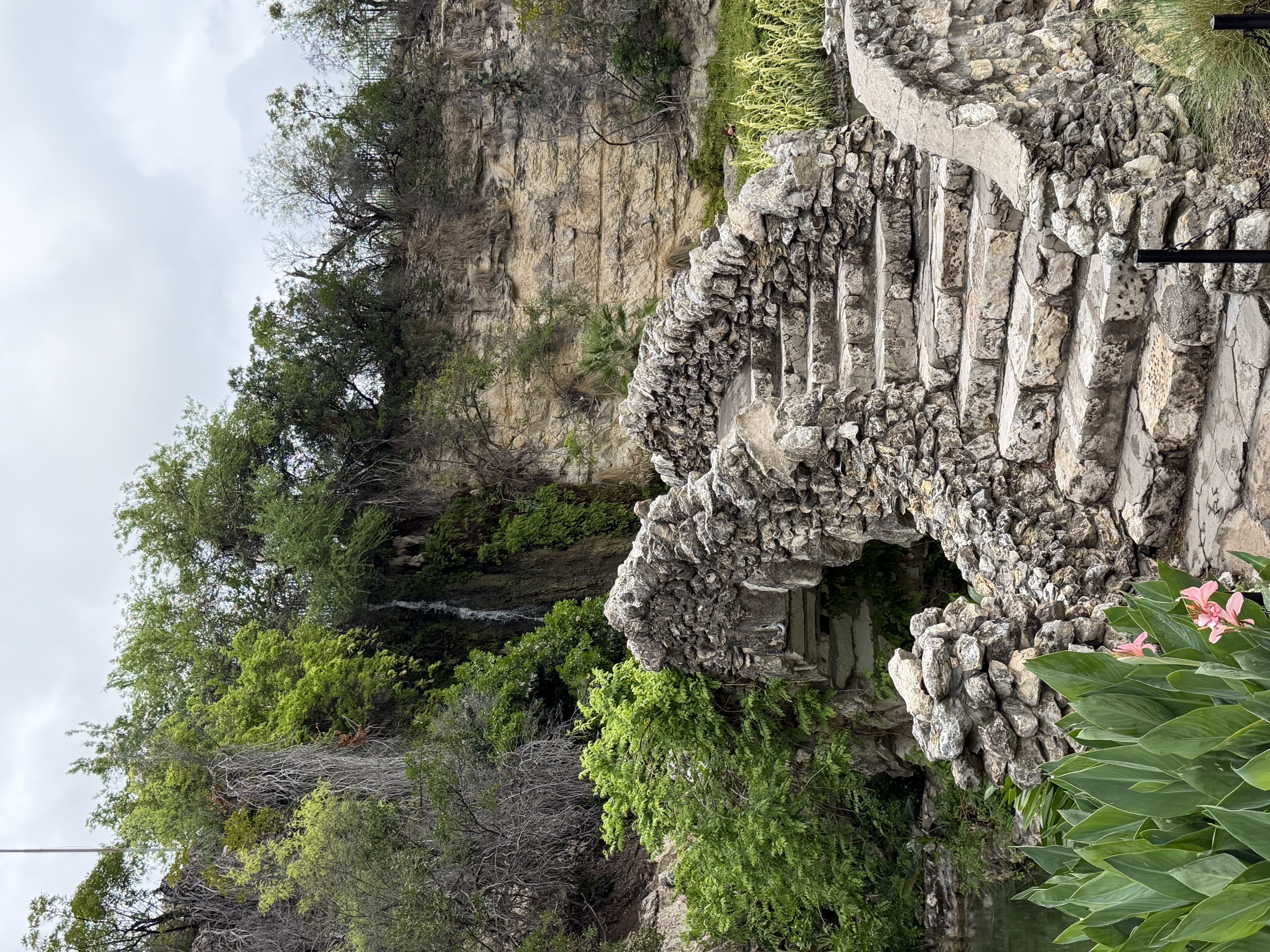 Puente de piedra y cascada en el Japanese Tea Garden de San Antonio