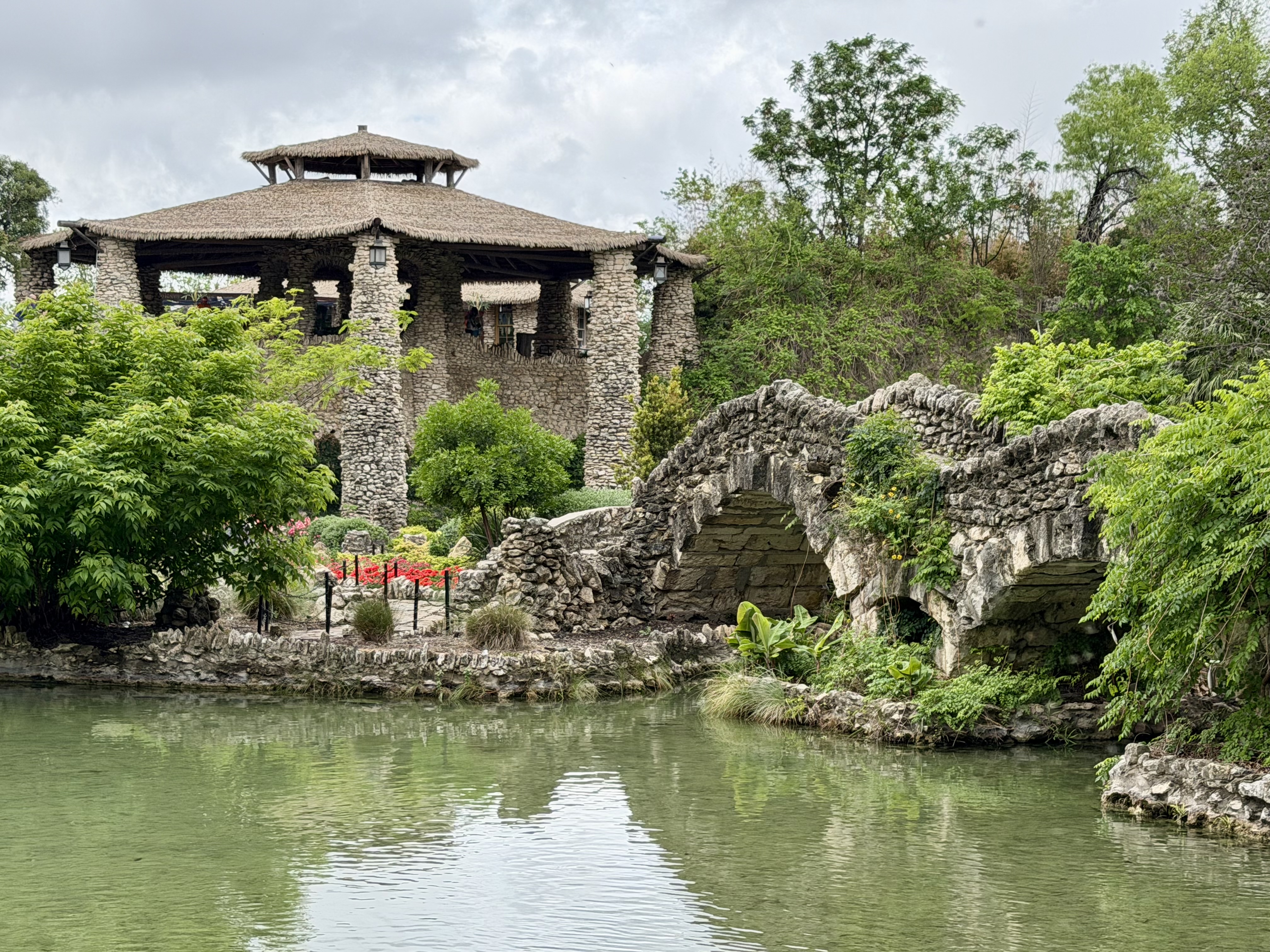 Lago, jardines y construcción de piedra en el Japanese Tea Garden de San Antonio