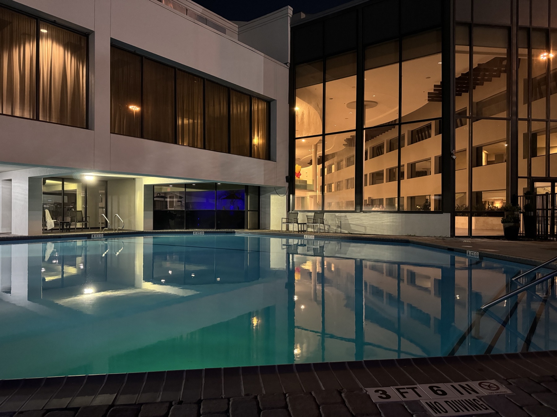 Piscina del San Antonio Marriott Northwest Medical Center por la noche