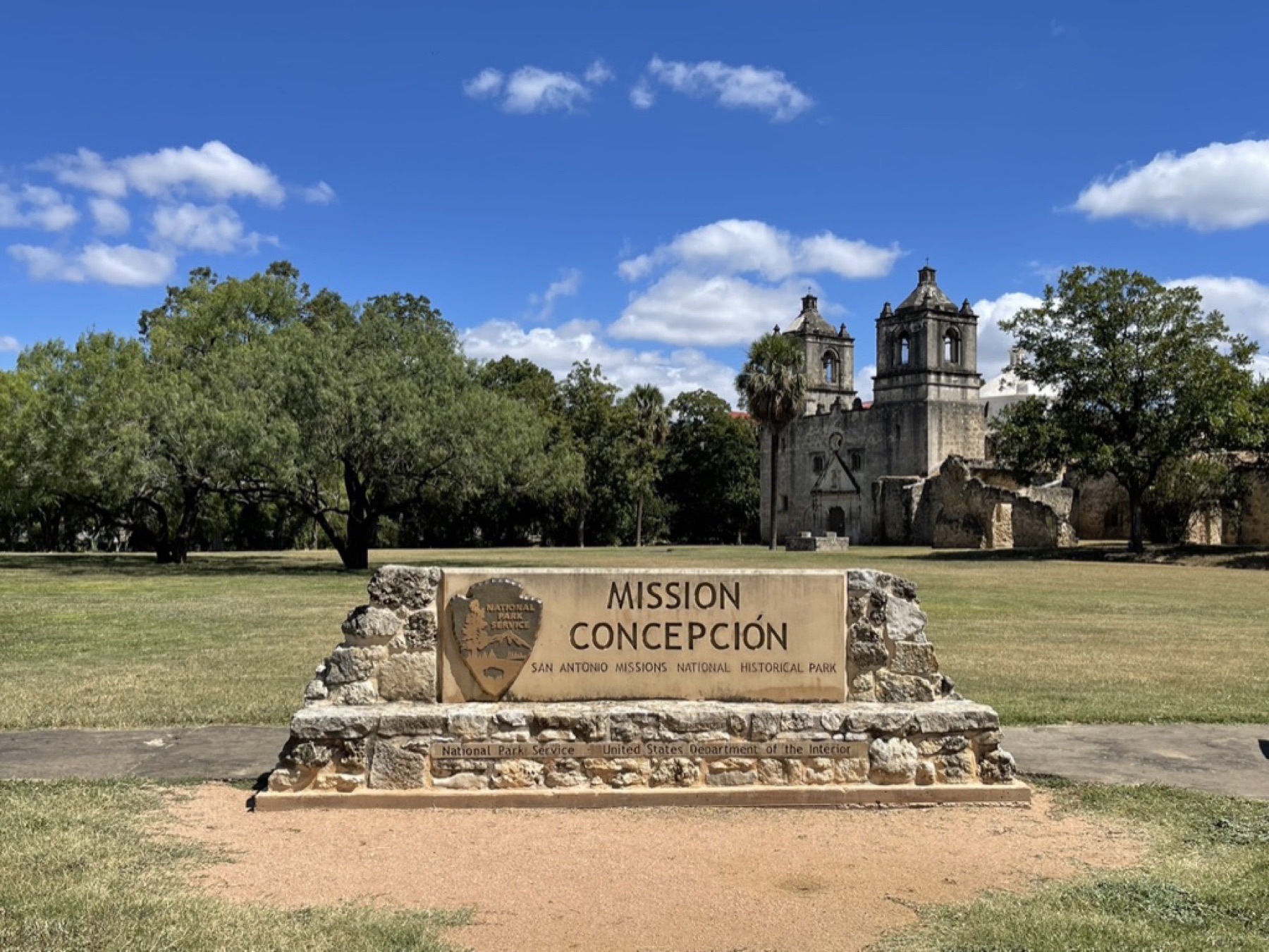 Mission Concepción y su conjunto histórico bajo el cielo azul