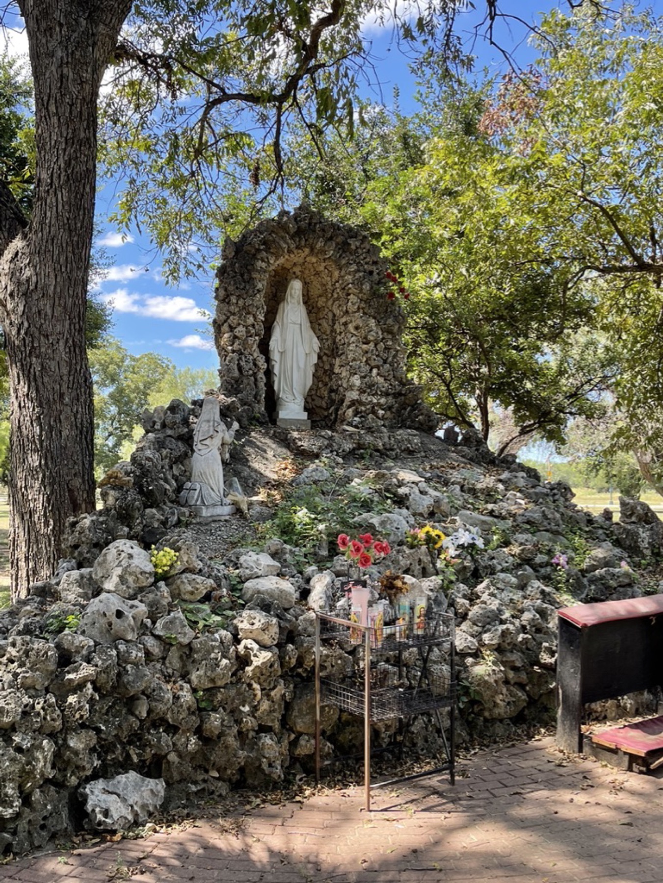 Gruta dedicada a la Virgen en el entorno de las Missions