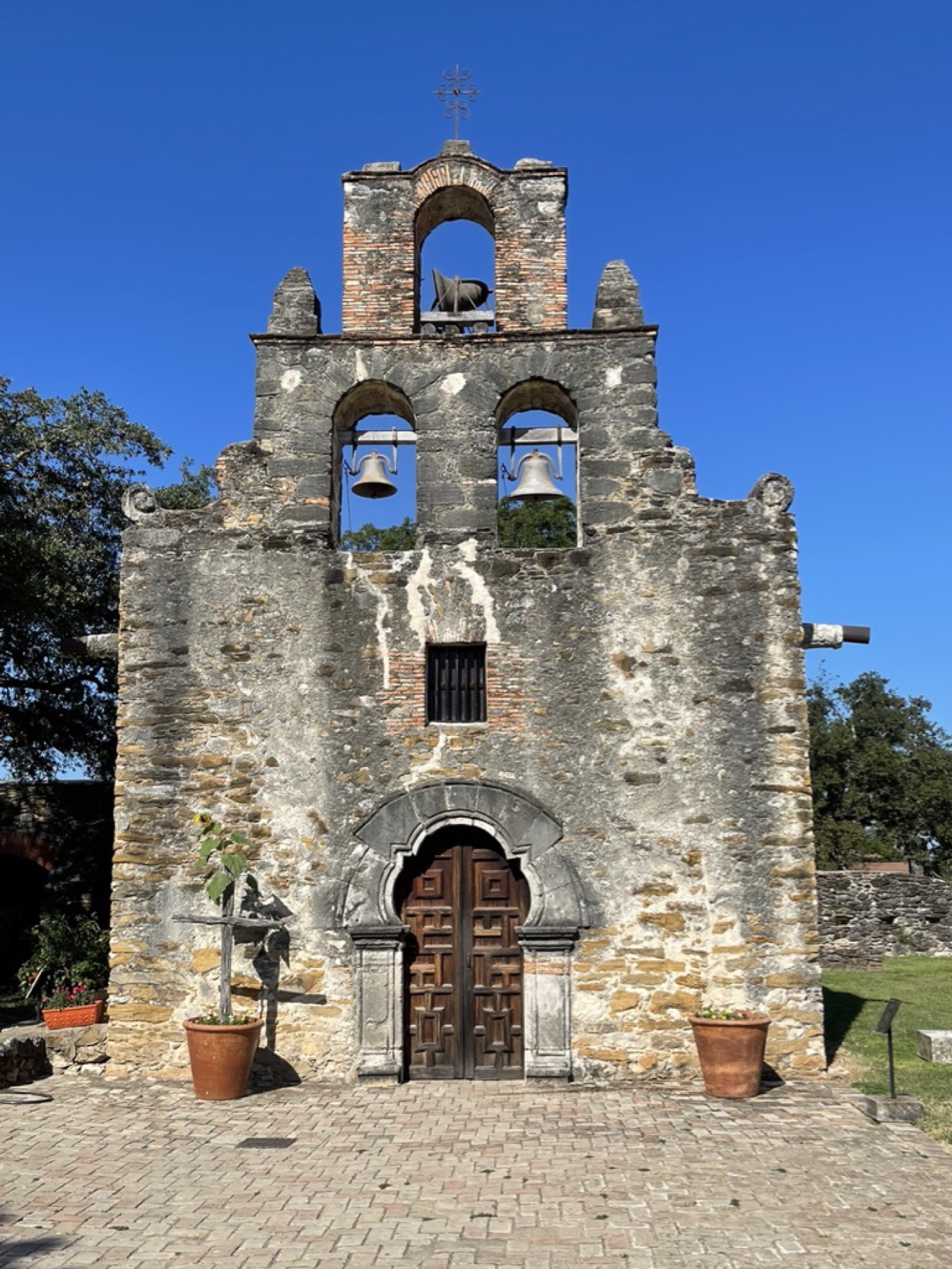 Fachada de piedra y campanario de Mission Espada