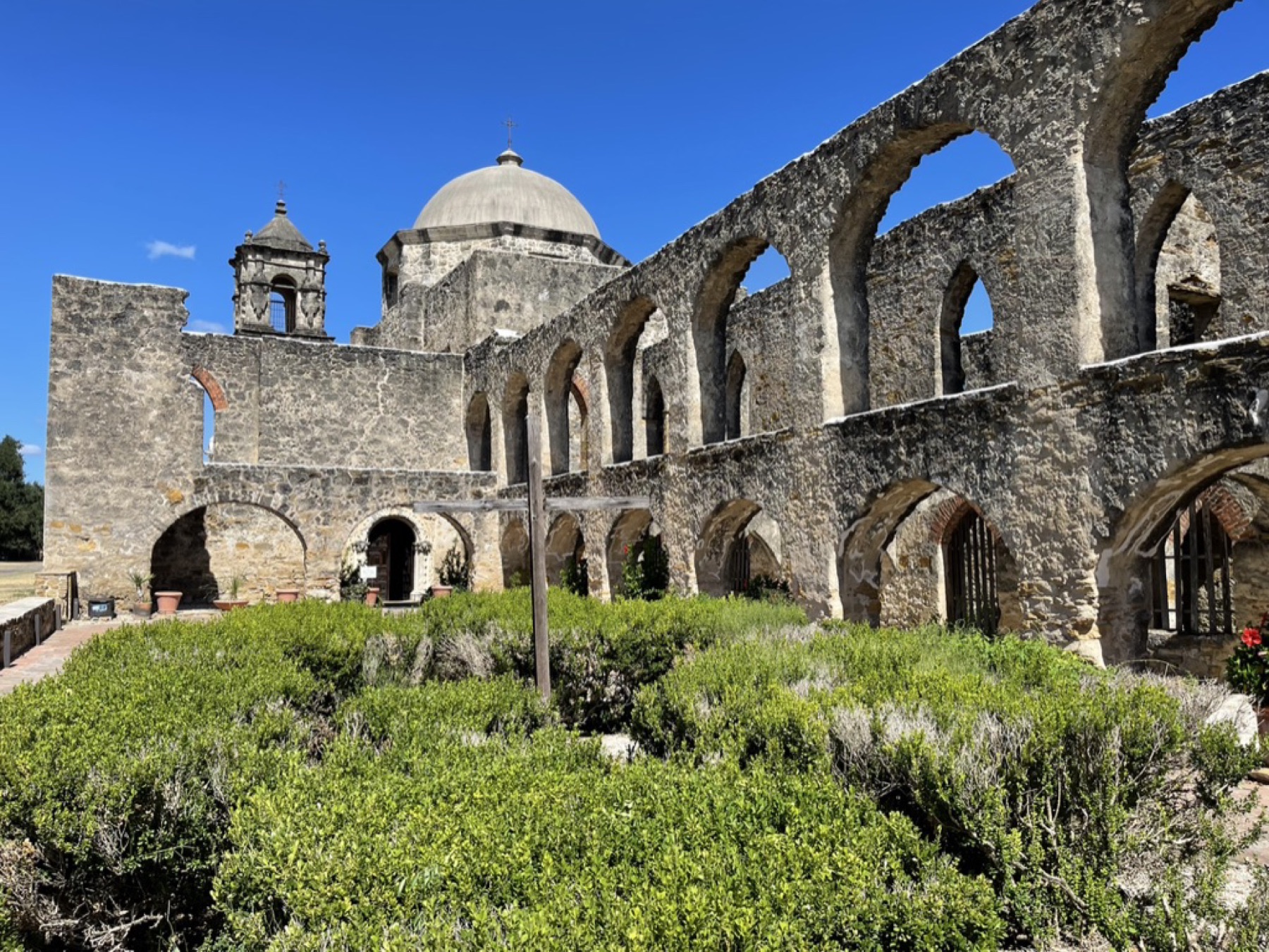 Arcos y jardín interior del complejo de Mission San José