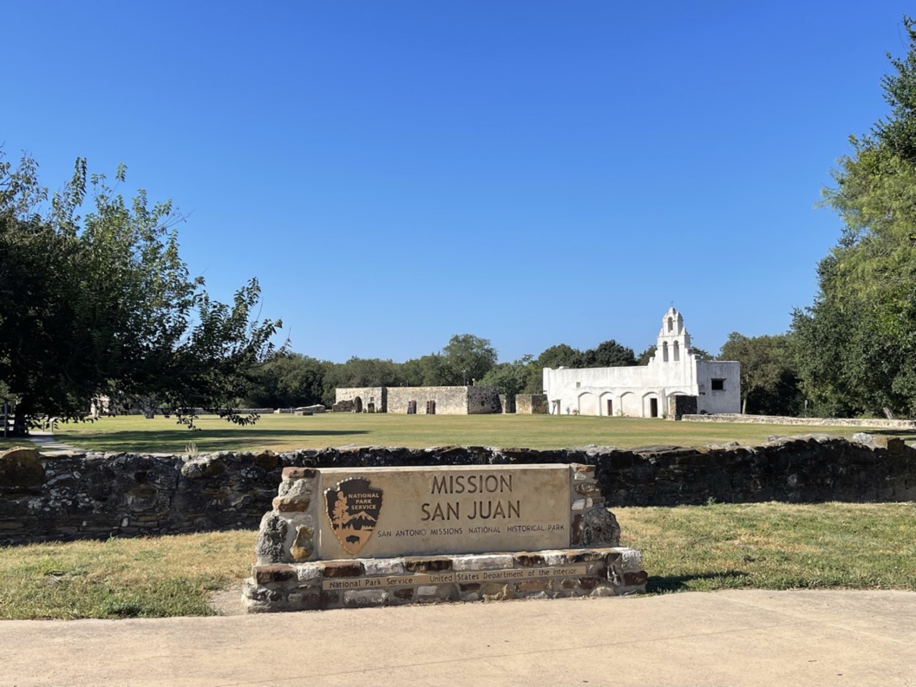 Entrada y vista general de Mission San Juan